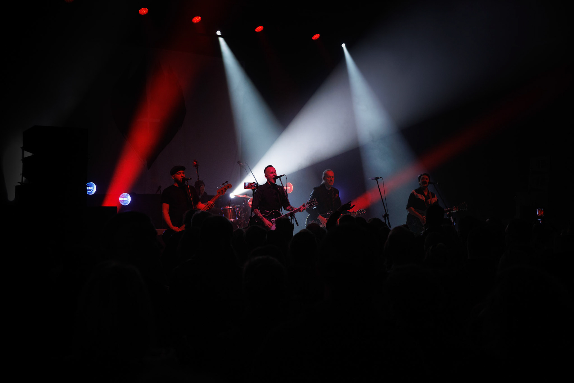 22.01.2022 koncert Me And That Man w Warszawie,Klub Progresja,n/z Adam Nergal Darski - gitara, wokal,n/z John Porter - gitara, wokal,n/z Lukasz Kumanski - perkusja,n/z Matteo Bassoli - bass, wokal,n/z Sasha Boole - gitara, wokal,Nergal znany jest z szerokich horyzontow muzycznych. Lider Behemoth nigdy nie kryl swojej sympatii do lzejszej, klimatycznej muzyki, spod znaku country, folku, bluesa. Dowodem jest zespol Me And That Man.Fot. Andrzej Wasilkiewicz/Reporter