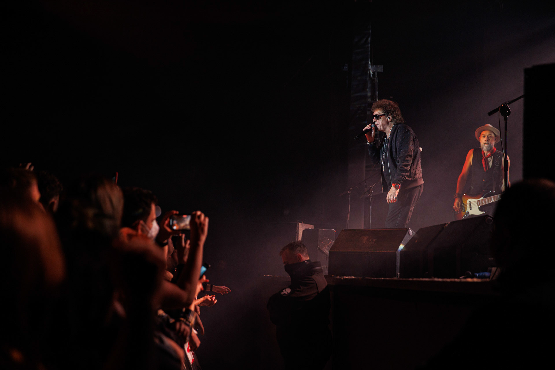 Koncerty Lady Pank - LP1 - w Klubie Stodola. LP1 - 35 lata od premiery albumu.n/z. Janusz Panasewicz – wokal, publicznosc, Fot. Andrzej kaziq Wasilkiewicz/Reporter