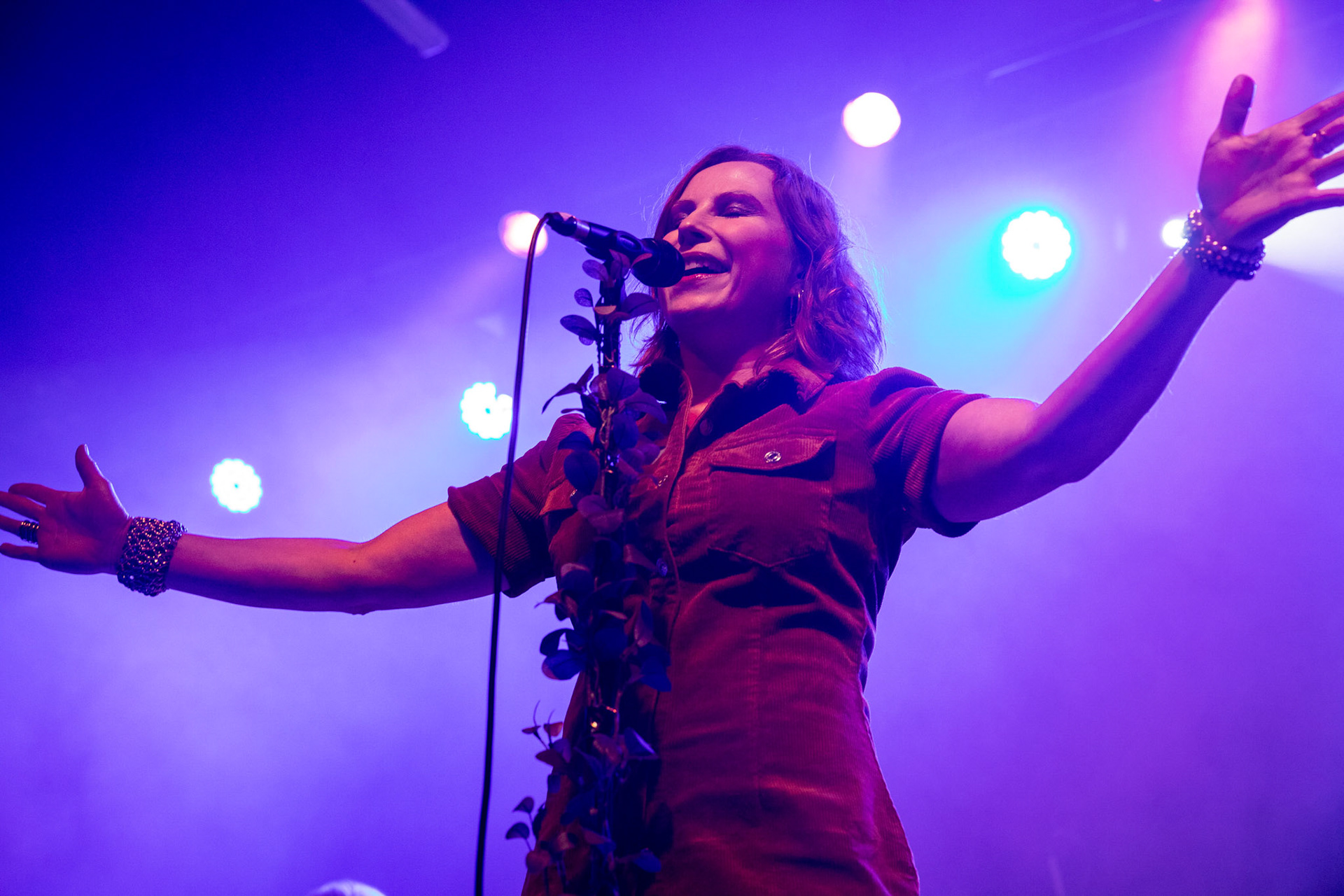 The Gathering: holenderska grupa rockowa, trasa The Gathering_30th Anniversary od doom-metalowego brzmienia z lat 90 po melodyjne i klimatyczne rejony rocka, trip-rock, post-rock, metalu, czy shoegaze. Koncert Warszawa Progresja, HQ44

The Gathering w składzie:
Silje Wergeland – wokal
Rene Rutten – gitara
Hans Rutten – perkusja
Frank Boeijen – klawisze
Hugo Prinsen Geerligs – bass
fot. Andrzej kaziq Wasilkiewicz/Reporter