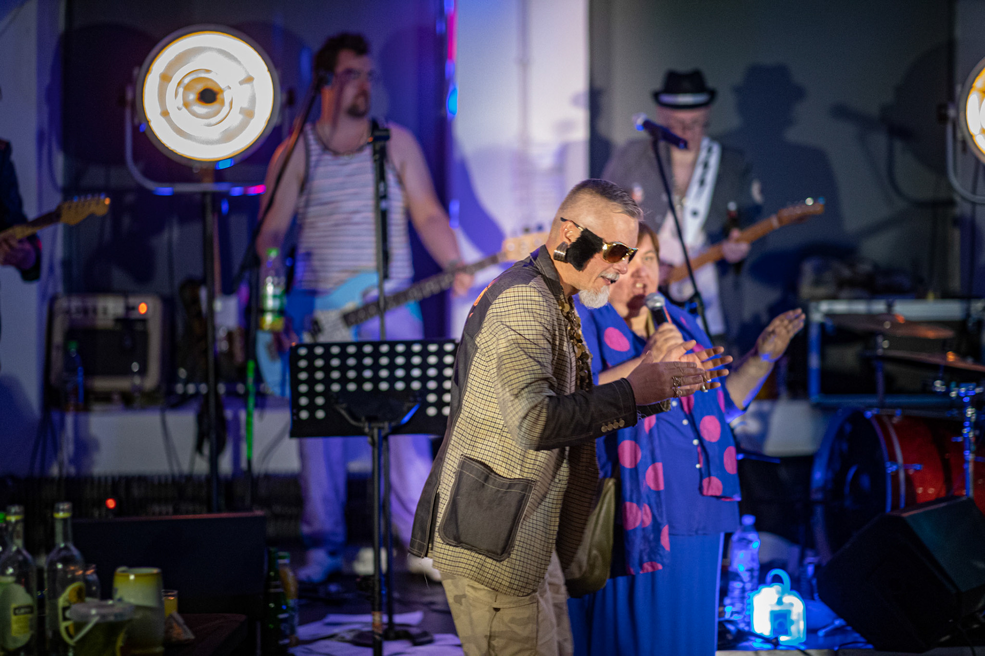 The Novorodkens, koncert w Warszawie, Dj Szneptuch – szczebiot czołowy, bas, chórki, sample, batuta i szpicrutaMagister Hitler – bas, wokaliza, chórki, gitara rytmiczna, najebkaDoktor PajHIVo – bębny, bongosy, gitara solowa, umiejętności wokalne, chórkiProfesor Gówniarz – lewizna wokalna, zwięzła i chóralna, wyprowadzanie ciosówProdziekan Pinglarz – uprawomocniony głos ścisły tudzież kantor, cytaty z brewiarzaInżynier Królewicz – gitara rytmiczna, solowa, przypowieści, świergoty i treleDocent Niedziwara – melodyka, chórki, kwilenia i jęki, odczynianie uroków, gusłaMrówka - perkusja,Hacrmistrz Gruczoł – walka z upośledzeniem, choreografia i obsługa gastronomiczna