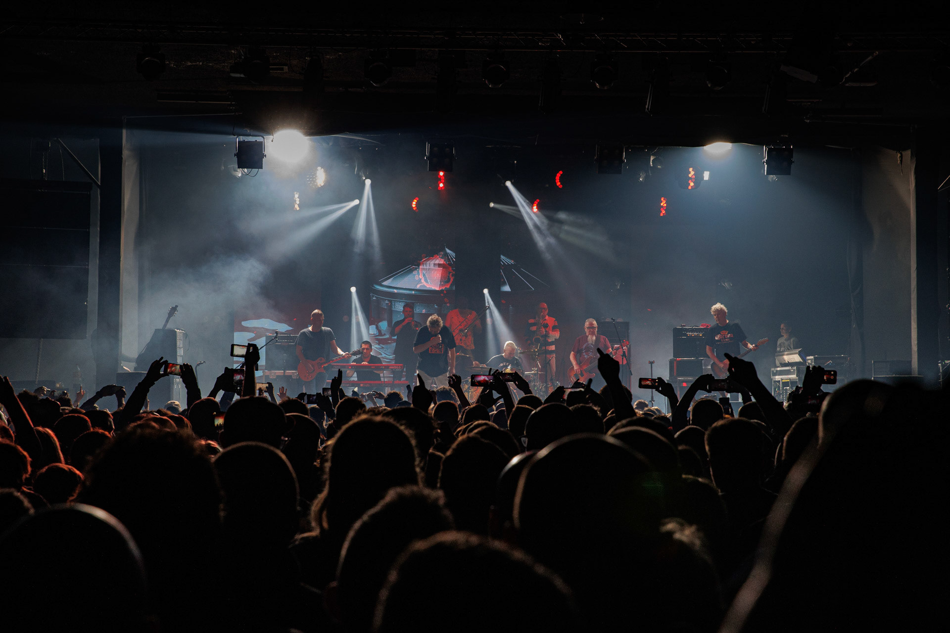 15.01.2022 KULT - koncert Pomaranczowa Trasa 2021/2022 - Warszawa Stodoła, Kult konczy w doskonalej formie przeniesiony z jesieni ostatni koncert Pomaranczowej Trasy 2021, publicznosc nie zawiodla, pelna sala.   n/z Tomasz Goehs perkusja,Rock, rock progresywny, rock alternatywny, punk, nowa fala, polski rock.fot. Andrzej kaziq Wasilkiewicz/Reporter