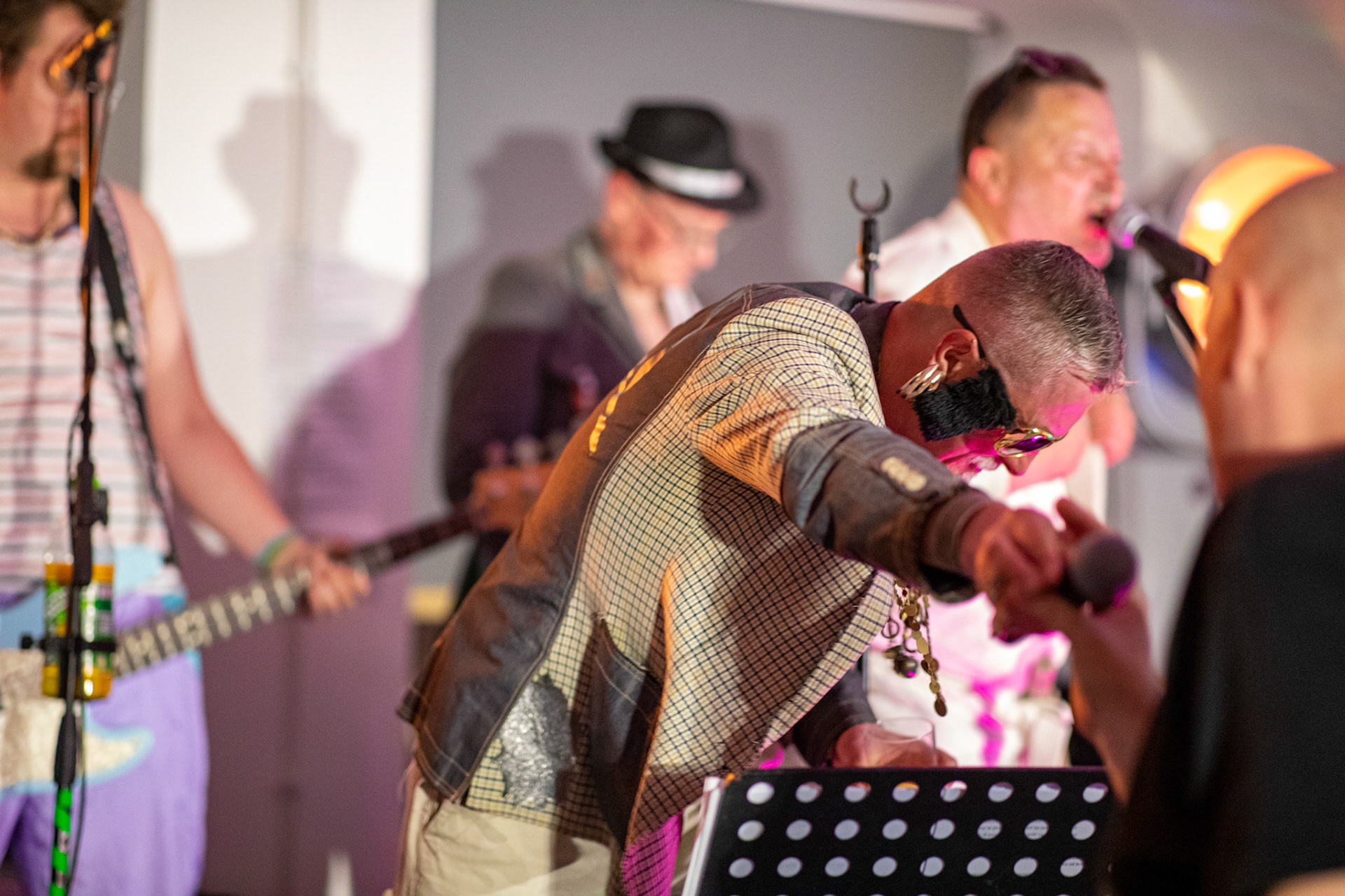 The Novorodkens, koncert w Warszawie, Dj Szneptuch – szczebiot czołowy, bas, chórki, sample, batuta i szpicrutaMagister Hitler – bas, wokaliza, chórki, gitara rytmiczna, najebkaDoktor PajHIVo – bębny, bongosy, gitara solowa, umiejętności wokalne, chórkiProfesor Gówniarz – lewizna wokalna, zwięzła i chóralna, wyprowadzanie ciosówProdziekan Pinglarz – uprawomocniony głos ścisły tudzież kantor, cytaty z brewiarzaInżynier Królewicz – gitara rytmiczna, solowa, przypowieści, świergoty i treleDocent Niedziwara – melodyka, chórki, kwilenia i jęki, odczynianie uroków, gusłaMrówka - perkusja,Hacrmistrz Gruczoł – walka z upośledzeniem, choreografia i obsługa gastronomiczna