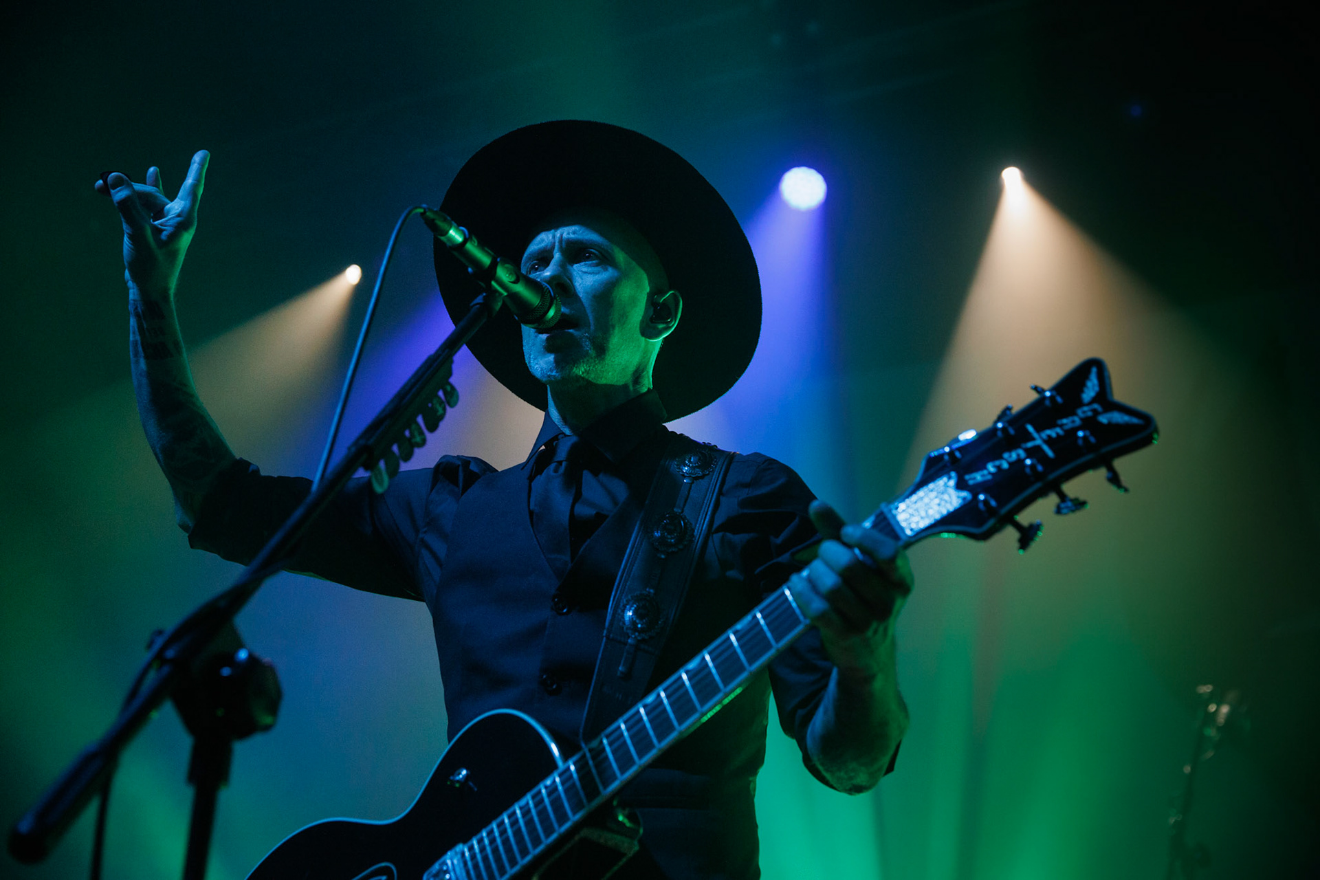 22.01.2022 koncert Me And That Man w Warszawie,Klub Progresja,n/z Adam Nergal Darski - gitara, wokal,Nergal znany jest z szerokich horyzontow muzycznych. Lider Behemoth nigdy nie kryl swojej sympatii do lzejszej, klimatycznej muzyki, spod znaku country, folku, bluesa. Dowodem jest zespol Me And That Man.Fot. Andrzej Wasilkiewicz/Reporter