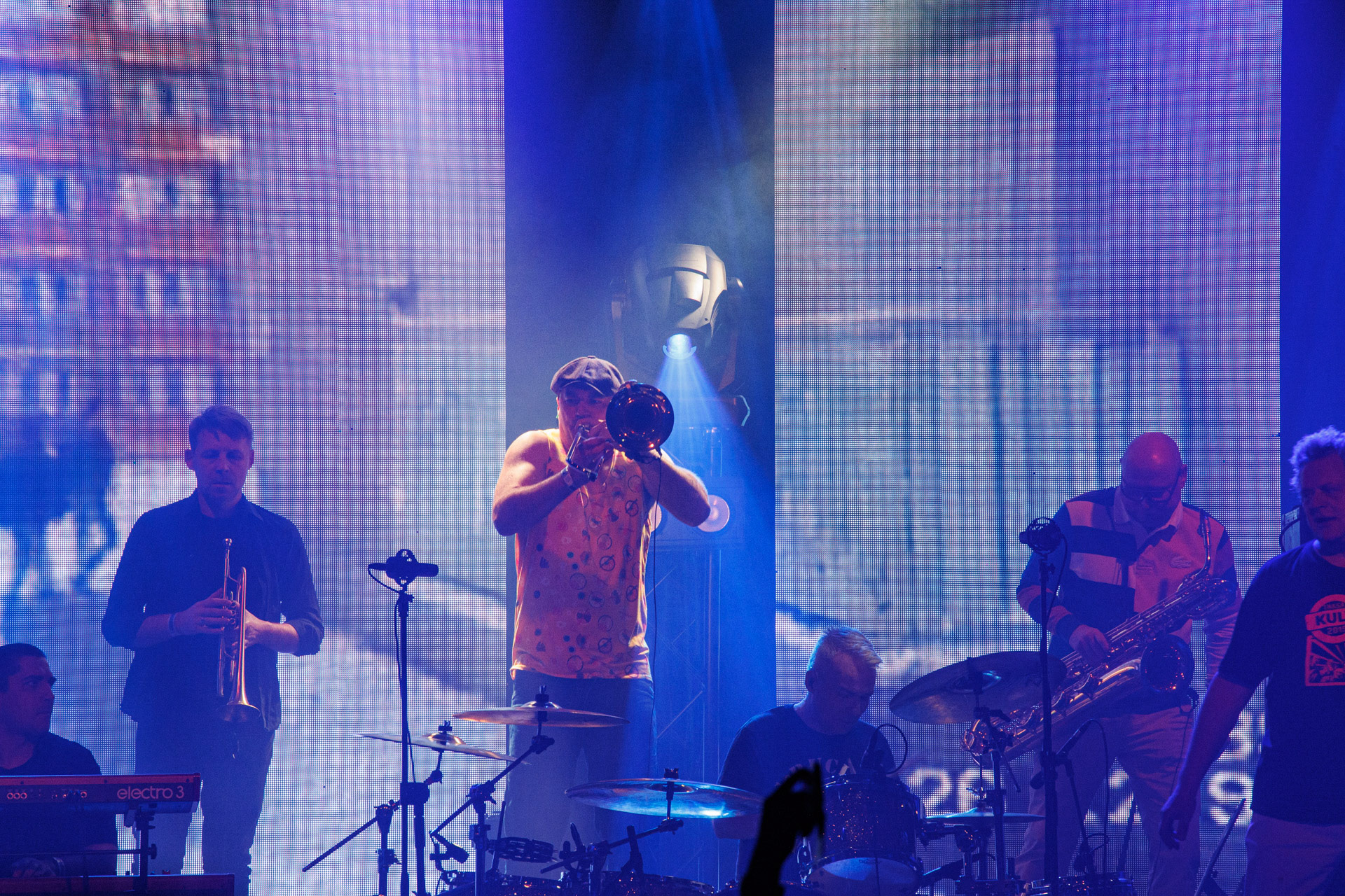 15.01.2022 KULT - koncert Pomaranczowa Trasa 2021/2022 - Warszawa Stodoła, Kult konczy w doskonalej formie przeniesiony z jesieni ostatni koncert Pomaranczowej Trasy 2021, publicznosc nie zawiodla, pelna sala.   n/z Tomasz Goehs perkusja,Rock, rock progresywny, rock alternatywny, punk, nowa fala, polski rock.fot. Andrzej kaziq Wasilkiewicz/Reporter