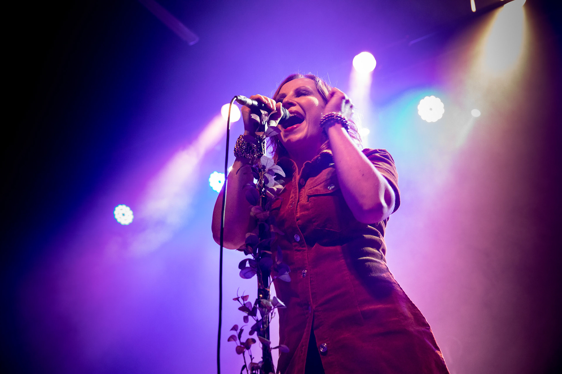 The Gathering: holenderska grupa rockowa, trasa The Gathering_30th Anniversary od doom-metalowego brzmienia z lat 90 po melodyjne i klimatyczne rejony rocka, trip-rock, post-rock, metalu, czy shoegaze. Koncert Warszawa Progresja, HQ44

The Gathering w składzie:
Silje Wergeland – wokal
Rene Rutten – gitara
Hans Rutten – perkusja
Frank Boeijen – klawisze
Hugo Prinsen Geerligs – bass
fot. Andrzej kaziq Wasilkiewicz/Reporter