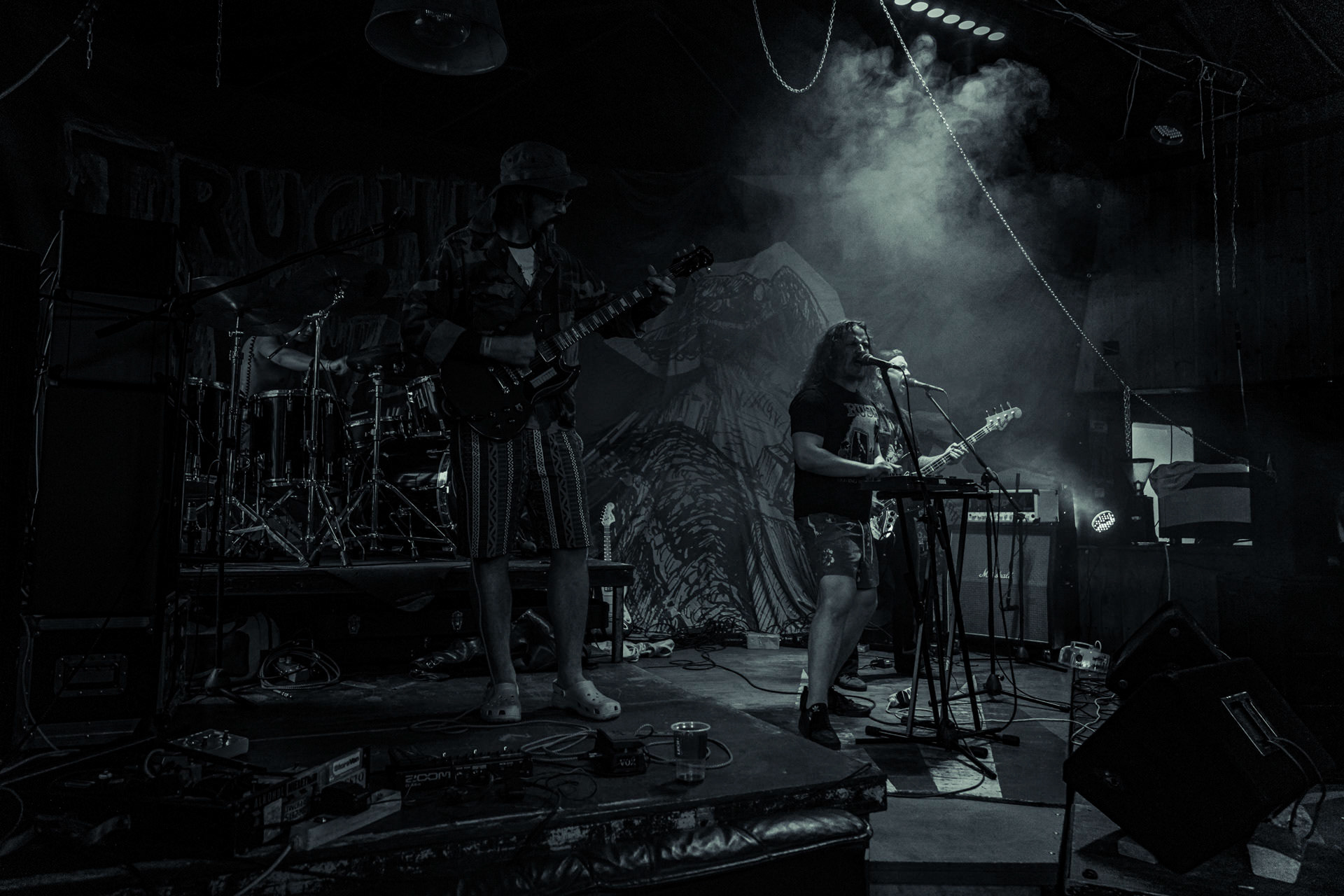 DILDOID (space sex rock)w składzie:Captain Paradox - klawisze i wokalLaser Dick - bass i wokalBilly The Gates - gitaraReverend Blind - garyKapela dla fanów Hawkwind, “On Parole” Motorhead Produkcja Left Hand Soundsfot. Andrzej Wasilkiewicz/kaziq.com