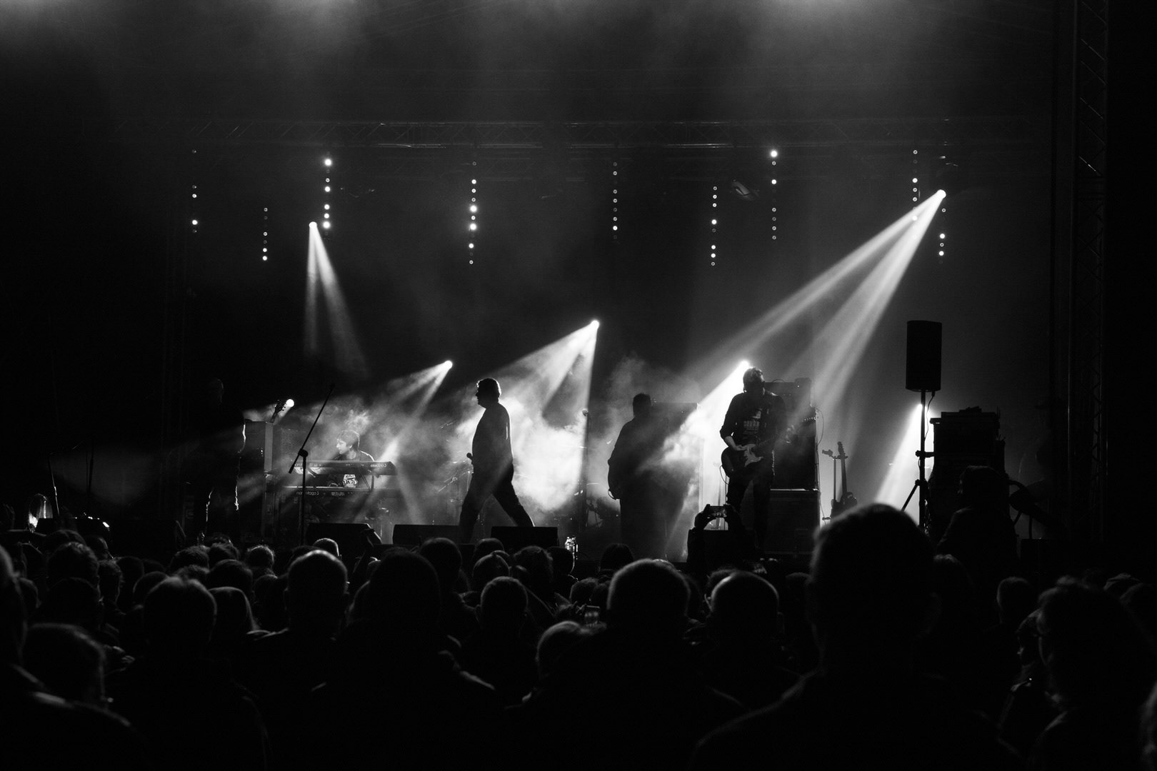 KULT - koncert w ramach Pomaranczowej Trasy 2020 - MUZYCZNA SYRENKA. 9 pazdziernika 2020, Warszawa, Stadion Syrenki. n/z Kazik Staszewski wokal,Wojciech Jabłonski gitara,Piotr Morawiec gitara,Ireneusz Werenski bas,Tomasz Goehs perkusja,Konrad Wantrych klawisze,Janusz Zdunek trabka,Mariusz Godzina saksofony,Jarosław Wazny puzon,Rock, rock progresywny, rock alternatywny, punk, nowa fala.fot. Andrzej kaziq Wasilkiewicz/Reporter