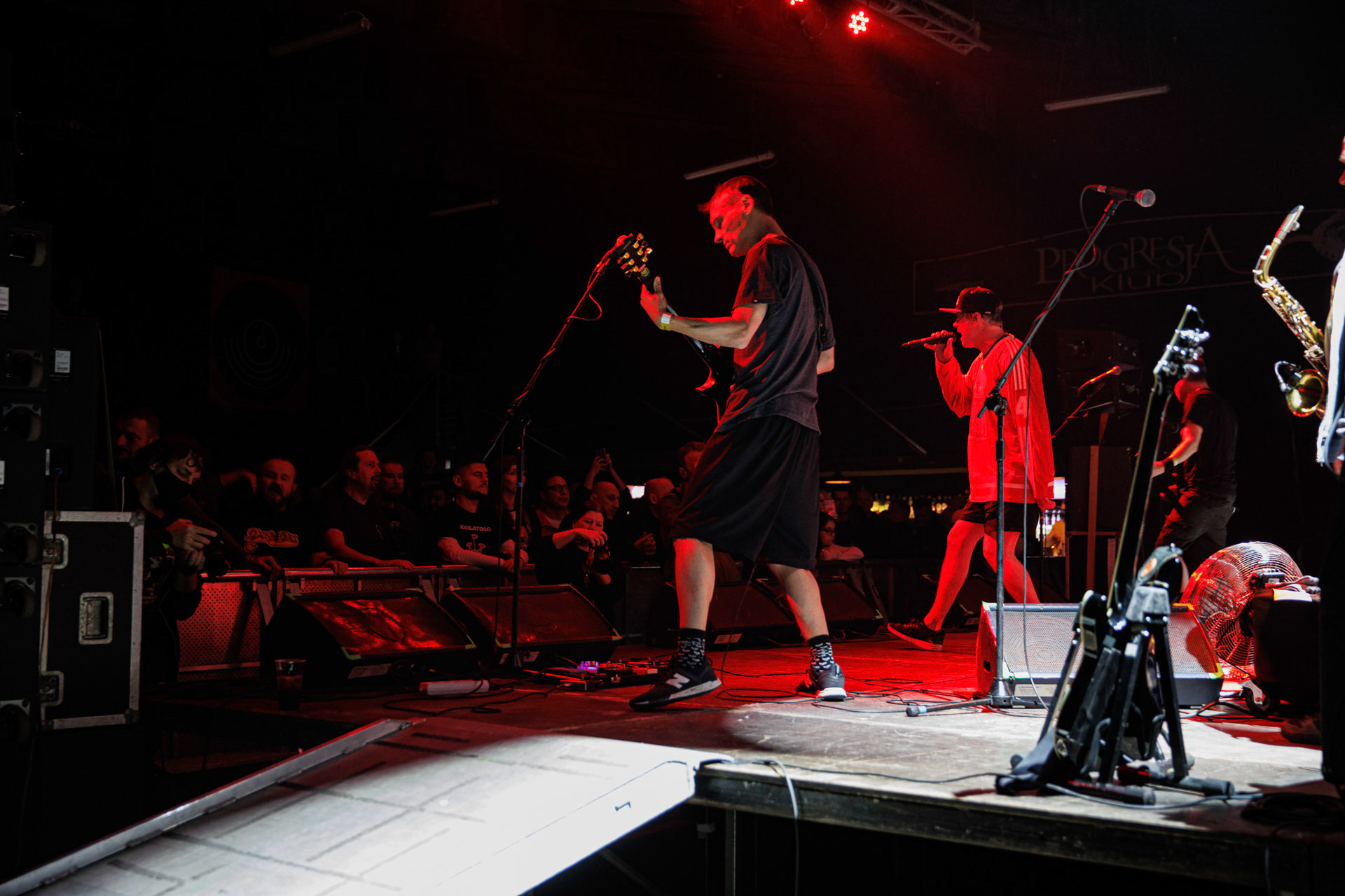 30.11.2021 koncert Dog Eat Dog - USA - hardcore, punkrock, rap, metal, hip hop, reggae, soul, funk,n/z Dave Neabore (bass), n/z John Connor (vocals), n/z Brandon Finley (drums), n/z Roger Hammerli (guitar),n/z Bozez (sax &amp; beer),koncert Warszawa, Progresja 25 lat albumu Play Games -  Dog Eat Dog.fot. Andrzej Wasilkiewicz/Reporter