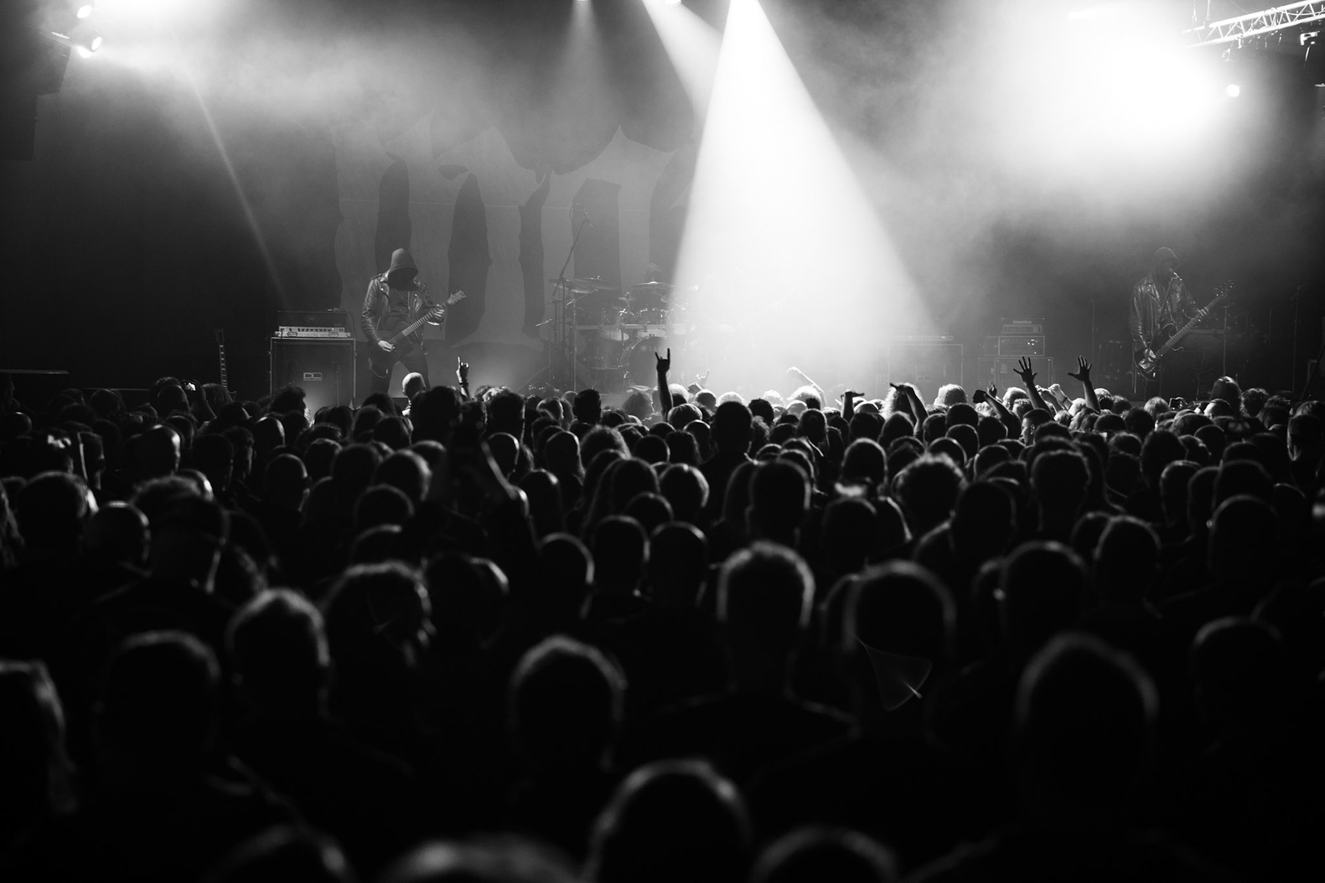 Mgła – polska grupa black metalowa powstała w Krakowie, pod przewodnictwem wokalisty i gitarzysty Mikołaja „M.” Żentary, warszawski koncert w Progresji odbył się w ramach europejskiej trasy koncertowej Mgły, organizowany przez Left Hand Sounds, metal, blackmetal,  Andrzej Wasilkiewicz/Reporter