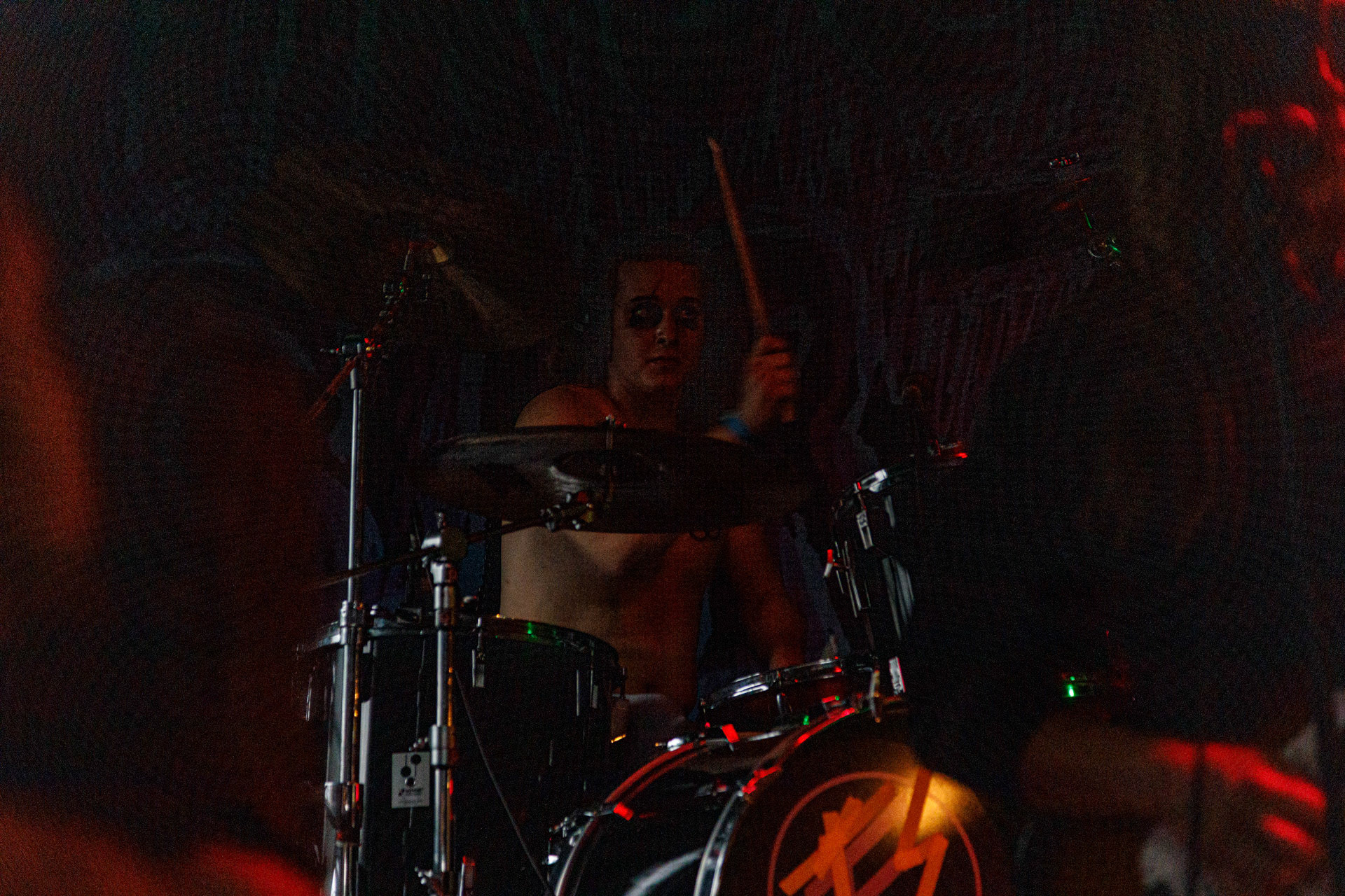 WIELKI MROK (mistyczny black, czarny punk)w składzie:Piącha - bas Czacha - perkusja Szrama - gitara i wokalLokalni wyjadacze od tanich gitar. Maanam dla fanów TANK. Watain dla fanów Budki Suflera. Piją, palą, konia walą i mają w dupie. Czyli tak jak my wszyscy.Produkcja Left Hand Soundsfot. Andrzej Wasilkiewicz/kaziq.com