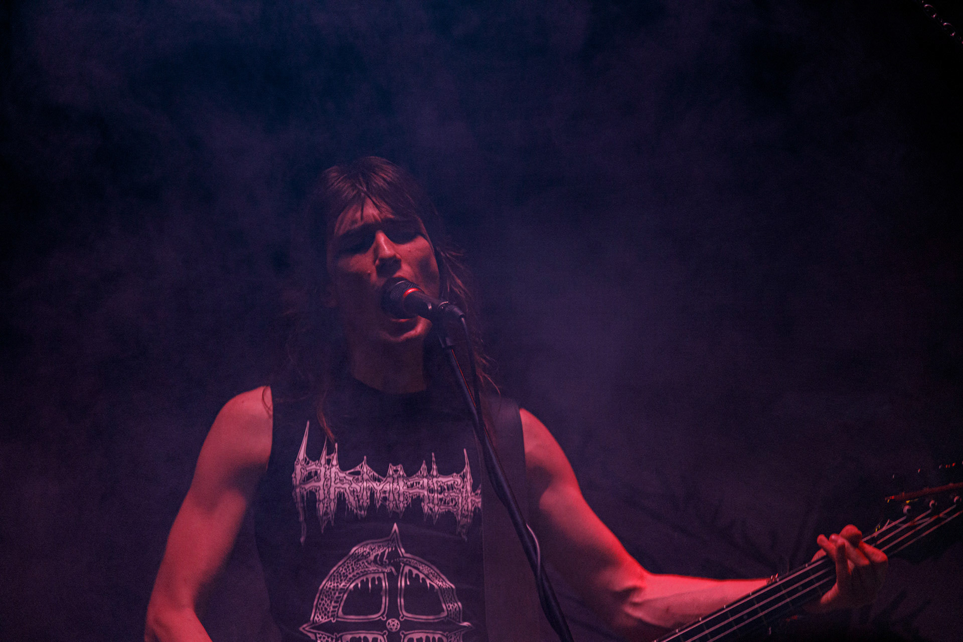 WIELKI MROK (mistyczny black, czarny punk)w składzie:Piącha - bas Czacha - perkusja Szrama - gitara i wokalLokalni wyjadacze od tanich gitar. Maanam dla fanów TANK. Watain dla fanów Budki Suflera. Piją, palą, konia walą i mają w dupie. Czyli tak jak my wszyscy.Produkcja Left Hand Soundsfot. Andrzej Wasilkiewicz/kaziq.com