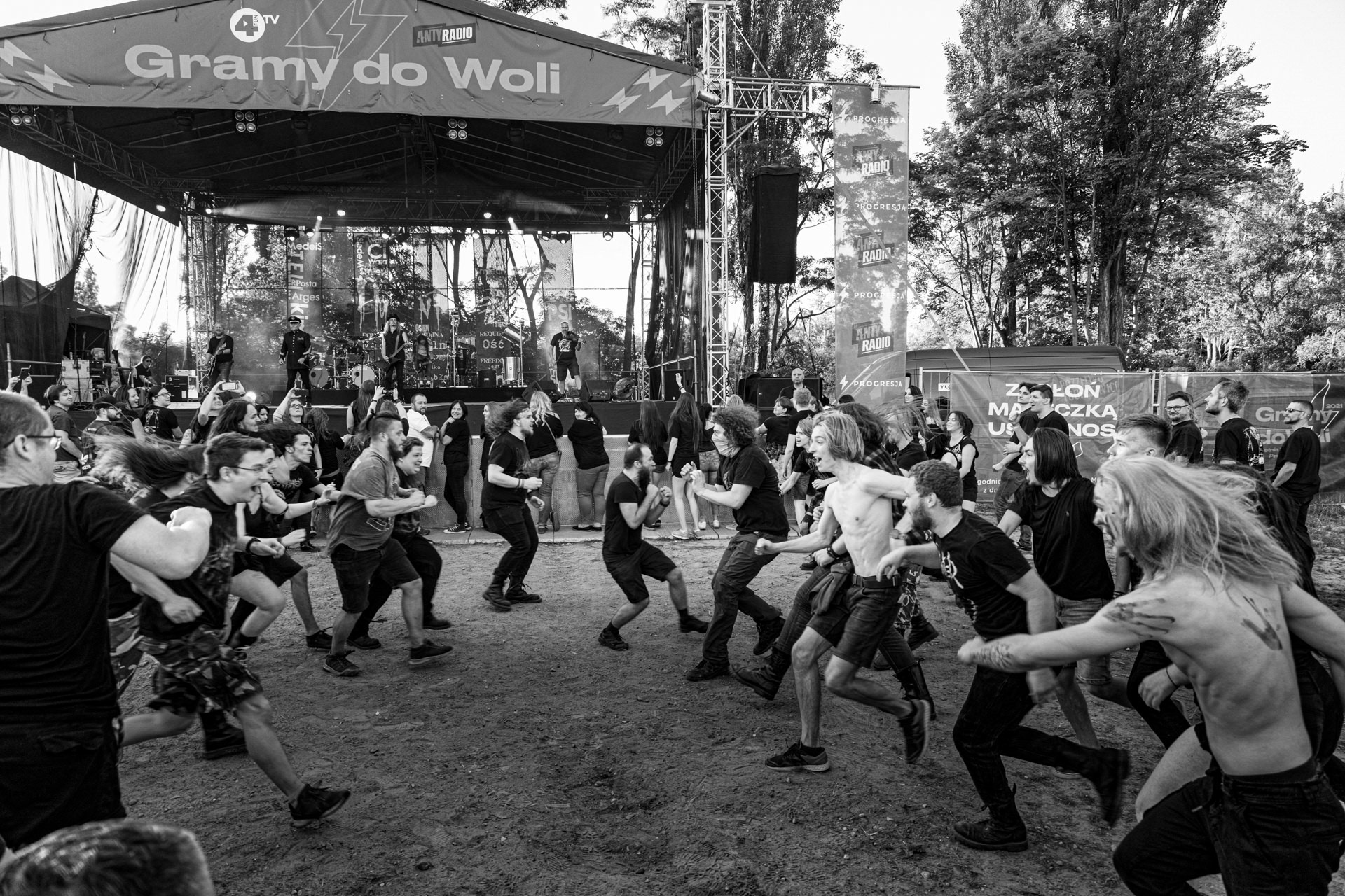 Hunter - postpandemoniczny koncert z okazji XXXV-lecia.Progresja - Gramy do Woli, Warszawa.Publicznosc, pogo, Letnia Scena Progresji.fot. Andrzej Wasilkiewicz/Reporter