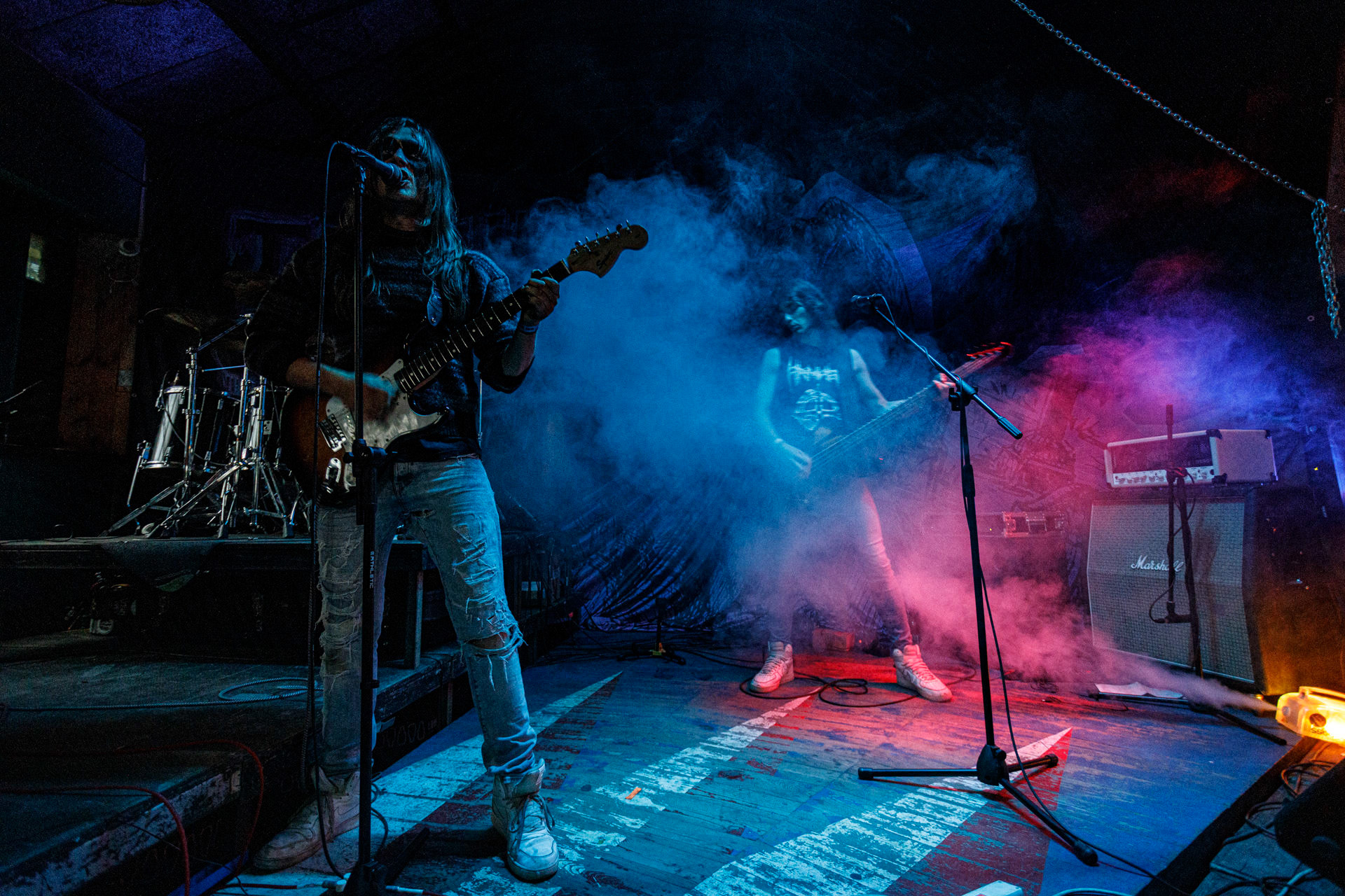 WIELKI MROK (mistyczny black, czarny punk)w składzie:Piącha - bas Czacha - perkusja Szrama - gitara i wokalLokalni wyjadacze od tanich gitar. Maanam dla fanów TANK. Watain dla fanów Budki Suflera. Piją, palą, konia walą i mają w dupie. Czyli tak jak my wszyscy.Produkcja Left Hand Soundsfot. Andrzej Wasilkiewicz/kaziq.com