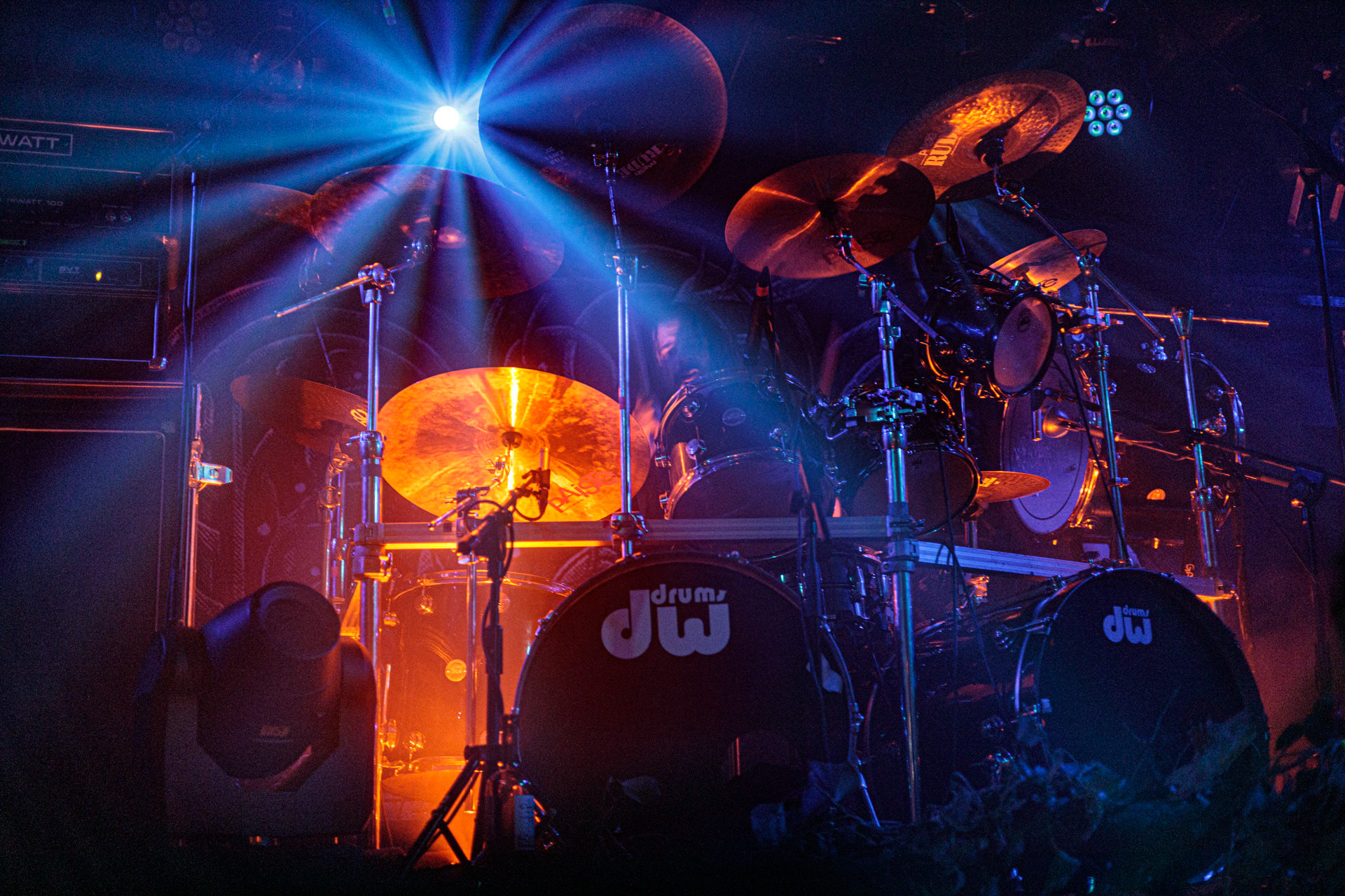 21.10.2022 𝗪𝗢𝗟𝗩𝗘𝗦 𝗜𝗡 𝗧𝗛𝗘 𝗧𝗛𝗥𝗢𝗡𝗘 𝗥𝗢𝗢𝗠 - klimatyczny black metal,  zespół braci Nathana i Aarona Weaverow. Powstal w 2002 roku w Olympia w stanie Waszyngton.  W amerykanskim sercu natury, gor, lasow i jezior, przyroda przeklada sie na atmosfere muzyki WITTR, w ktorej poza blackowymi, jest miejsce na elementy transowe i ambientowe. Wolves In The Throne Room gra bez makijazy, bez kapturow i masek, przy swietle plomieni, co tworzy aure swoistego muzycznego rytualu. Nathan Weaver – guitar, lead vocals,Aaron Weaver – drums, bass, synthesizers,Kody Keyworth – guitar, vocals, Produkcja Knock Out Productions,fot. Andrzej Wasilkiewicz/Reporter