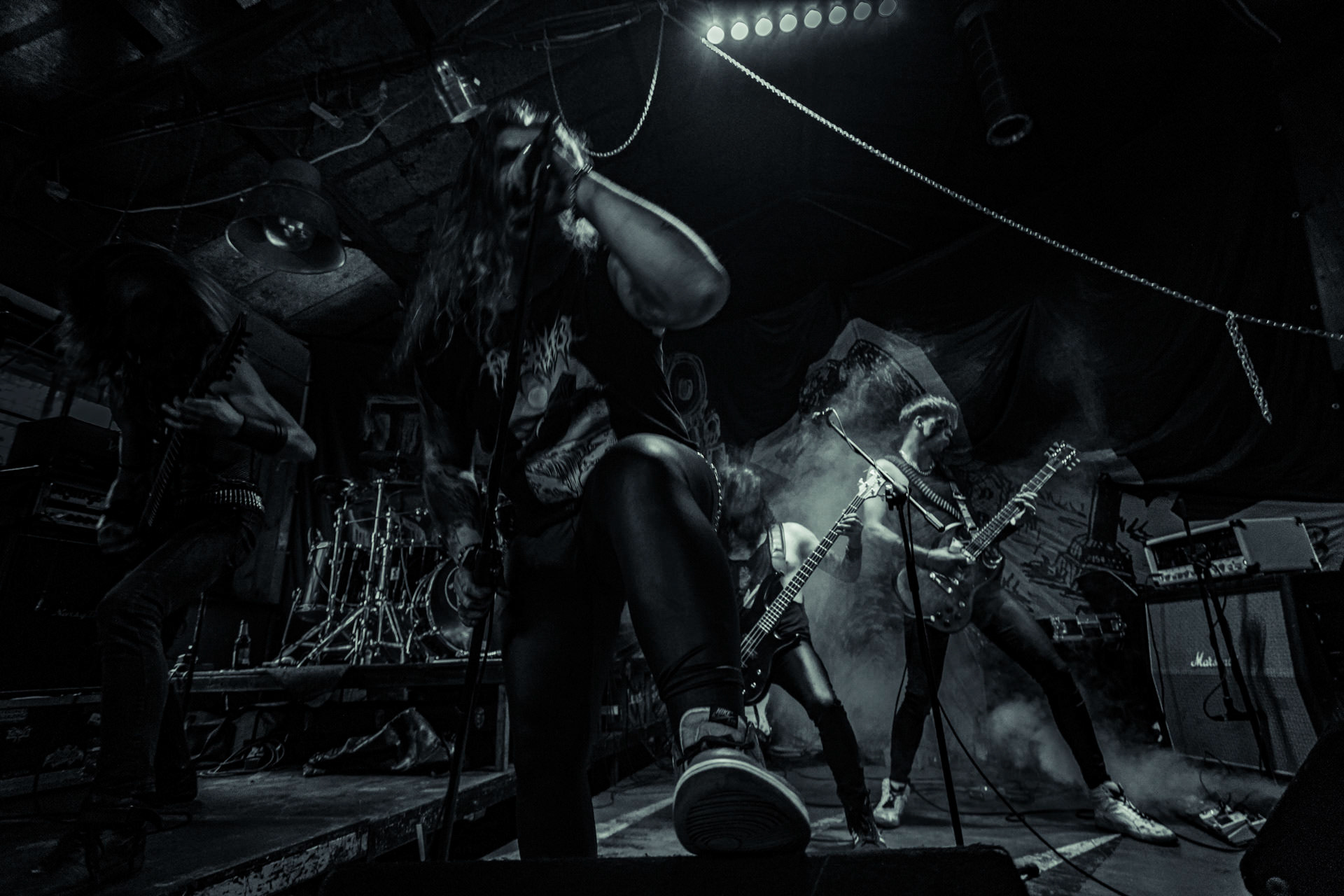 BAGNO (oldschool black/death)w składzie:Krzysiek - wokalKuba - gitaraThrasher - gitara Kacper - bassMaciek - garyDestrukcja i zgnilizna, wszystko czego nie chcesz usłyszeć a i tak się pojawisz, Druga fala dobrej muzy z Rzeszowa, bo pierwsza skończyła się w latach 90.Produkcja Left Hand Soundsfot. Andrzej Wasilkiewicz/kaziq.com