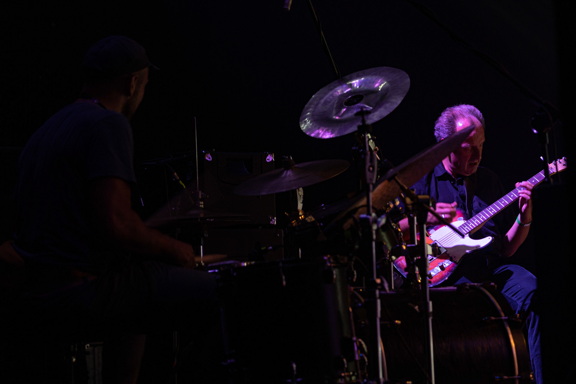 30.08.2022 Fundacja Bezpieczne Niebo wraz z klubem Progresja serdecznie zapraszają na specjalny koncert charytatywny dla Szymona Stankiewicza, który walczy z nowotworem. NiechęćMuzyka Niechęci to jazzowa improwizacja i syntezatorowe brzmienia, które swobodnie przeplatają się z wpływami rocka progresywnego oraz muzyki filmowej. W ich kompozycjach snuje się niezwykle osobista opowieść – mroczna choć nastrojowa, agresywna acz pełna elegancji. Jazgotliwy odjazd rejestrowany ,,na setkę” i zapięty w kaftan najwyższej klasy produkcji studyjnej.Niechęć zagrała setki koncertów w kraju i zagranicą, w tym wystąpiła na wielu znaczących festiwalach: Colours of Ostrava (Czechy), Open’er Festival, Tauron Nowa Muzyka, Copenhagen Jazz Festival (Dania) czy Glimps Festival (Belgia).  Organizacja Progresja i Fundacja Bezpieczne Niebo. fot. Andrzej Wasilkiewicz/kaziq.com