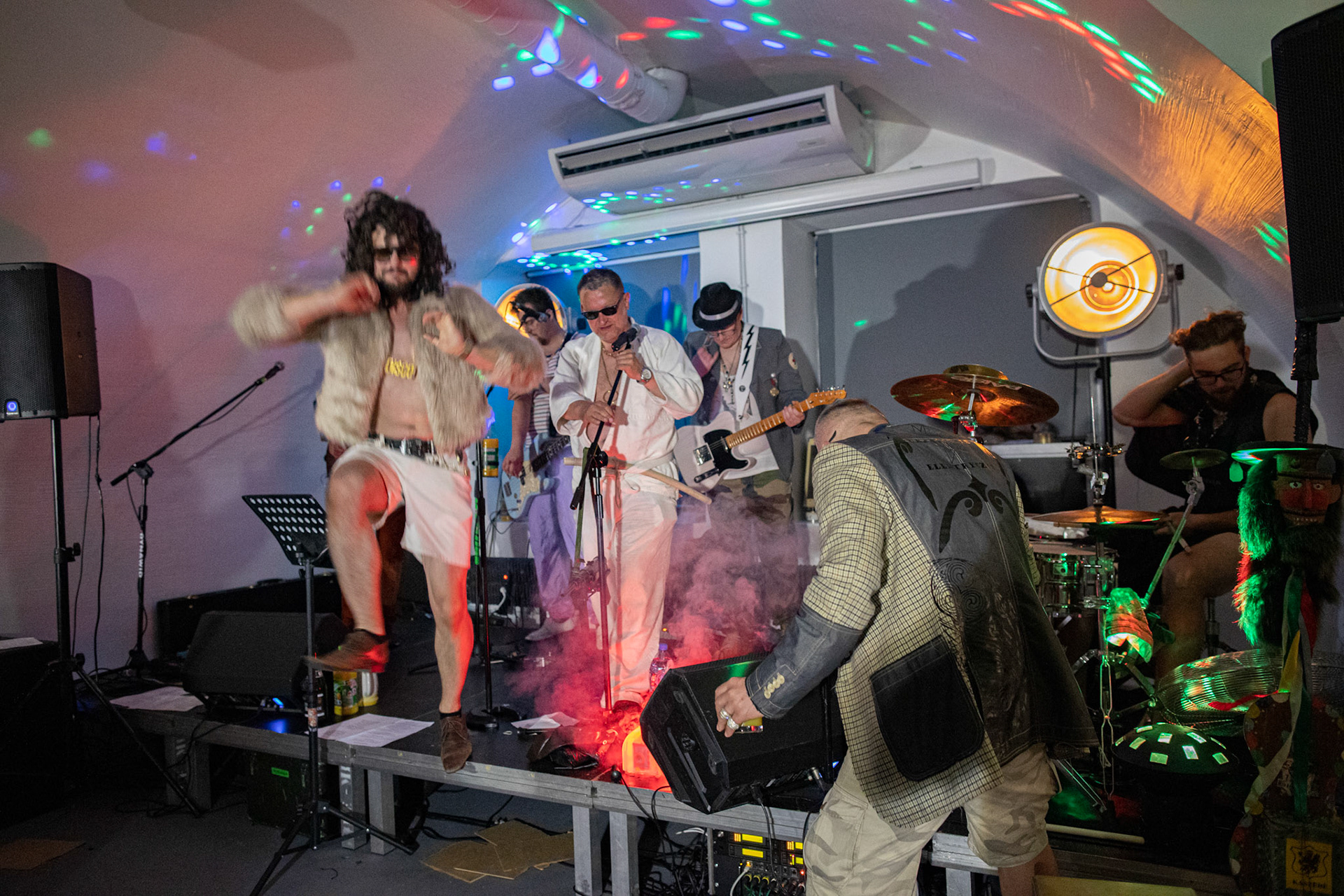 The Novorodkens, koncert w Warszawie, Dj Szneptuch – szczebiot czołowy, bas, chórki, sample, batuta i szpicrutaMagister Hitler – bas, wokaliza, chórki, gitara rytmiczna, najebkaDoktor PajHIVo – bębny, bongosy, gitara solowa, umiejętności wokalne, chórkiProfesor Gówniarz – lewizna wokalna, zwięzła i chóralna, wyprowadzanie ciosówProdziekan Pinglarz – uprawomocniony głos ścisły tudzież kantor, cytaty z brewiarzaInżynier Królewicz – gitara rytmiczna, solowa, przypowieści, świergoty i treleDocent Niedziwara – melodyka, chórki, kwilenia i jęki, odczynianie uroków, gusłaMrówka - perkusja,Hacrmistrz Gruczoł – walka z upośledzeniem, choreografia i obsługa gastronomiczna