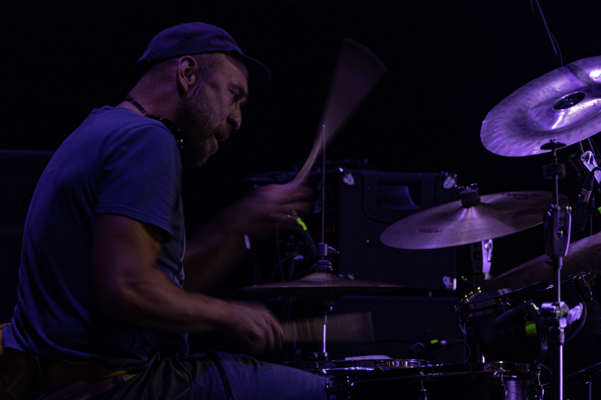 30.08.2022 Fundacja Bezpieczne Niebo wraz z klubem Progresja serdecznie zapraszają na specjalny koncert charytatywny dla Szymona Stankiewicza, który walczy z nowotworem. NiechęćMuzyka Niechęci to jazzowa improwizacja i syntezatorowe brzmienia, które swobodnie przeplatają się z wpływami rocka progresywnego oraz muzyki filmowej. W ich kompozycjach snuje się niezwykle osobista opowieść – mroczna choć nastrojowa, agresywna acz pełna elegancji. Jazgotliwy odjazd rejestrowany ,,na setkę” i zapięty w kaftan najwyższej klasy produkcji studyjnej.Niechęć zagrała setki koncertów w kraju i zagranicą, w tym wystąpiła na wielu znaczących festiwalach: Colours of Ostrava (Czechy), Open’er Festival, Tauron Nowa Muzyka, Copenhagen Jazz Festival (Dania) czy Glimps Festival (Belgia).  Organizacja Progresja i Fundacja Bezpieczne Niebo. fot. Andrzej Wasilkiewicz/kaziq.com