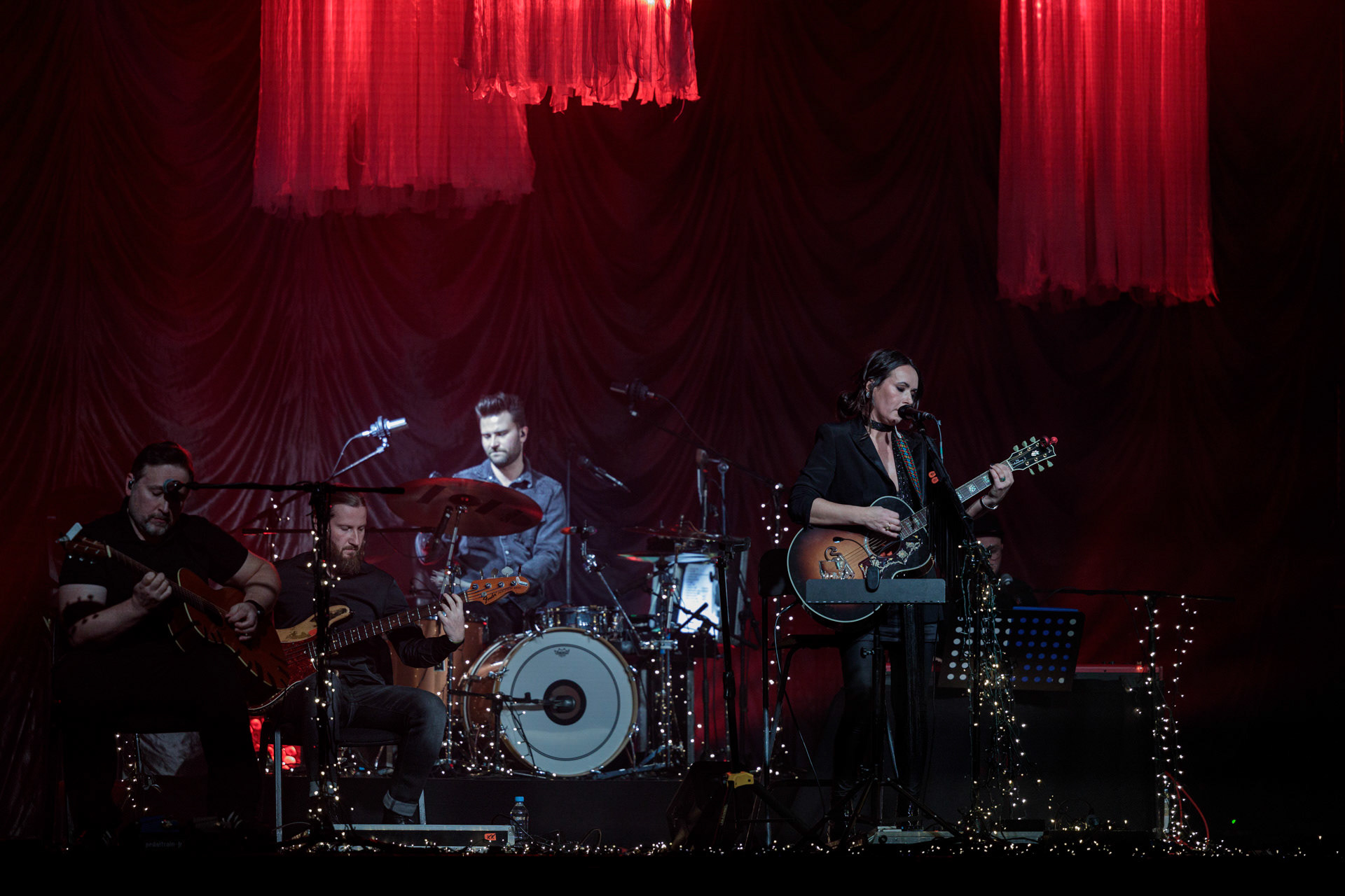 5.12.2021 Kasia Kowalska akustycznie w Klubie Stodola.n/z Kasia Kowalska - wokal,n/z Jerzy Runowski - gitara,n/z Pawel Grudniak - bass,n/z Marcin Karel - gitara,n/z Barek Pawlus - perkusja,Rock, rock progresywny, rock alternatywny, polski rock, pop-rock.fot. Andrzej Wasilkiewicz/Reporter