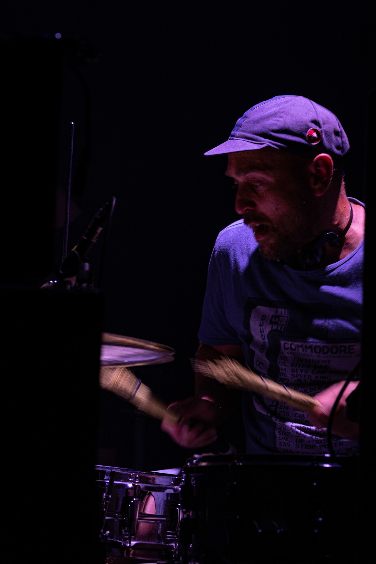 30.08.2022 Fundacja Bezpieczne Niebo wraz z klubem Progresja serdecznie zapraszają na specjalny koncert charytatywny dla Szymona Stankiewicza, który walczy z nowotworem. NiechęćMuzyka Niechęci to jazzowa improwizacja i syntezatorowe brzmienia, które swobodnie przeplatają się z wpływami rocka progresywnego oraz muzyki filmowej. W ich kompozycjach snuje się niezwykle osobista opowieść – mroczna choć nastrojowa, agresywna acz pełna elegancji. Jazgotliwy odjazd rejestrowany ,,na setkę” i zapięty w kaftan najwyższej klasy produkcji studyjnej.Niechęć zagrała setki koncertów w kraju i zagranicą, w tym wystąpiła na wielu znaczących festiwalach: Colours of Ostrava (Czechy), Open’er Festival, Tauron Nowa Muzyka, Copenhagen Jazz Festival (Dania) czy Glimps Festival (Belgia).  Organizacja Progresja i Fundacja Bezpieczne Niebo. fot. Andrzej Wasilkiewicz/kaziq.com