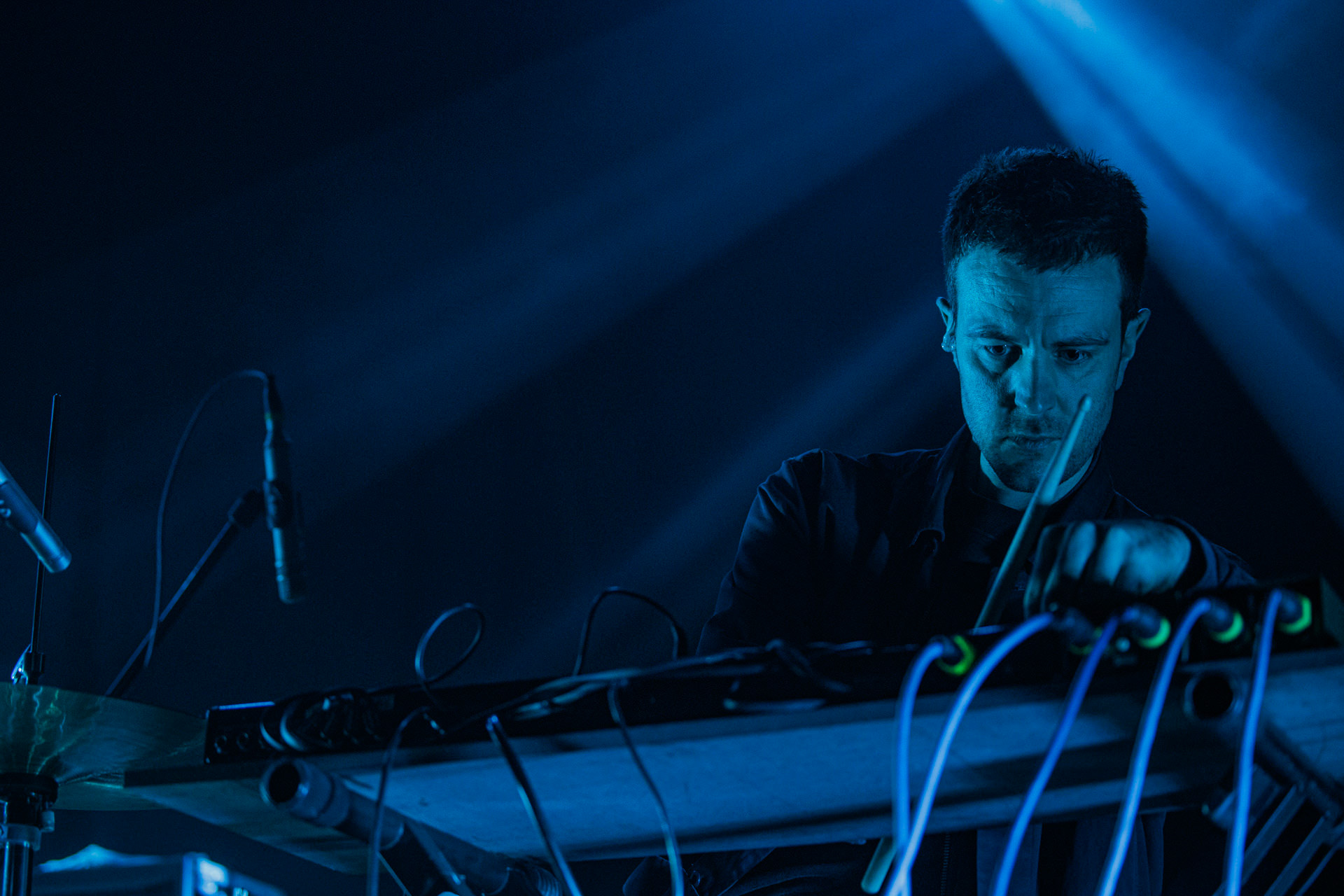 26.04.2022 Portico Quartet Jazz, ambient, electronic, hang. Warszawska Progresja.Portico Quartet to instrumentalny zespol z Londynu w Wielkiej Brytanii. n/z Duncan Bellamy - drums and electronics,Produkcja Winiary Bookings fot. Andrzej Wasilkiewicz/Reporter