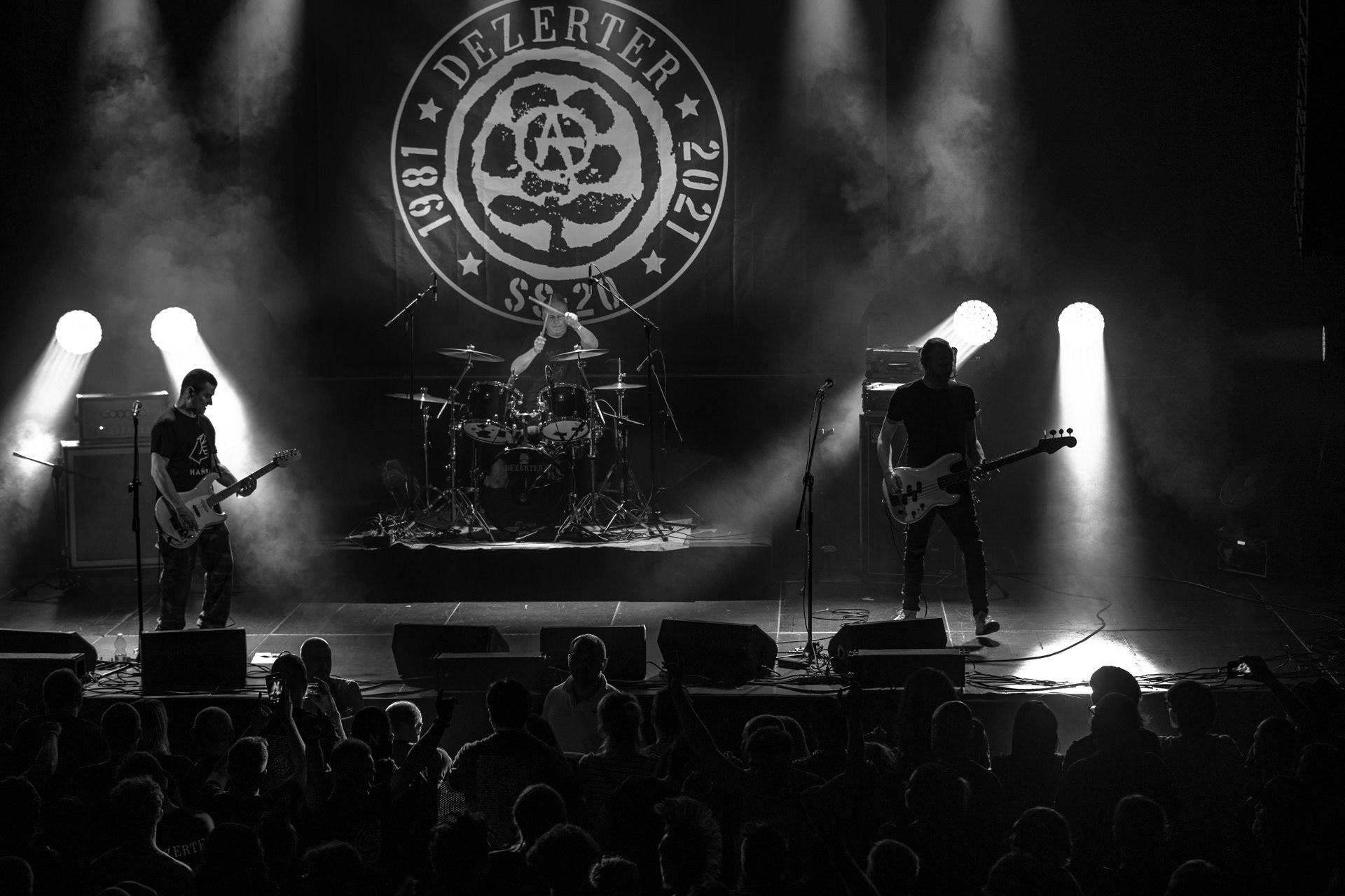 16.11.2021 Dezerter - 40 lecie,koncert Warszawa Palladium. N/z Robert Robal Matera gitara, N/z Krzysiek Grabowski perkusja,N/zJacek Chrzanowski bass, Dezerter, SS20, Punk, Punkrock, hardcore, rock.fot. Andrzej Wasilkiewicz/REPORTER