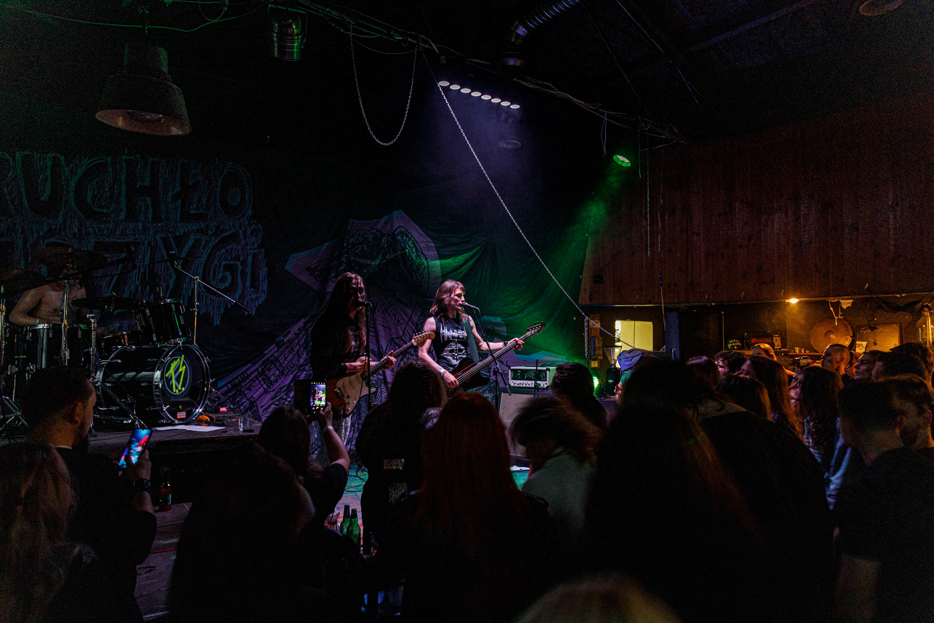 WIELKI MROK (mistyczny black, czarny punk)w składzie:Piącha - bas Czacha - perkusja Szrama - gitara i wokalLokalni wyjadacze od tanich gitar. Maanam dla fanów TANK. Watain dla fanów Budki Suflera. Piją, palą, konia walą i mają w dupie. Czyli tak jak my wszyscy.Produkcja Left Hand Soundsfot. Andrzej Wasilkiewicz/kaziq.com