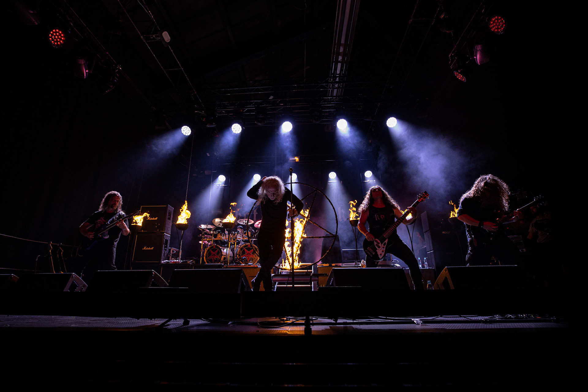 12.09.2021 - KAT i Roman Kostrzewski - koncert "Do zobaczenia w piekle" Wroclaw, Centrum Koncertowe A2.  Roman Kostrzewski – wokalJacek Nowak – perkusjaKrzysztof Pistelok – gitaraJacek Hiro – gitaraMichal Laksa – basGościnnie: Adam „Nergal” Darski (Behemoth)Piotr „Peter” Wiwczarek (Vader),Tomasz „Titus” Pukacki (Acid Drinkers)Adrian „Fred” Frelich (Dragon)Krzysztof „Fazi” Oset (ex-Kat)Piotr „Mancover” Mańkowski (Wolf Spider)Wacław „Vogg” Kiełtyka (Decapitated)Marek „Spider” Pająk (Vader)Jarek „Gronos” Gronowski (Dragon, ex-Kat)Paweł „Baitel” Pasek (Decapitated) Piotr Radecki (ex-Kat &amp; Roman Kostrzewski)fot. Andrzej kaziq Wasilkiewicz