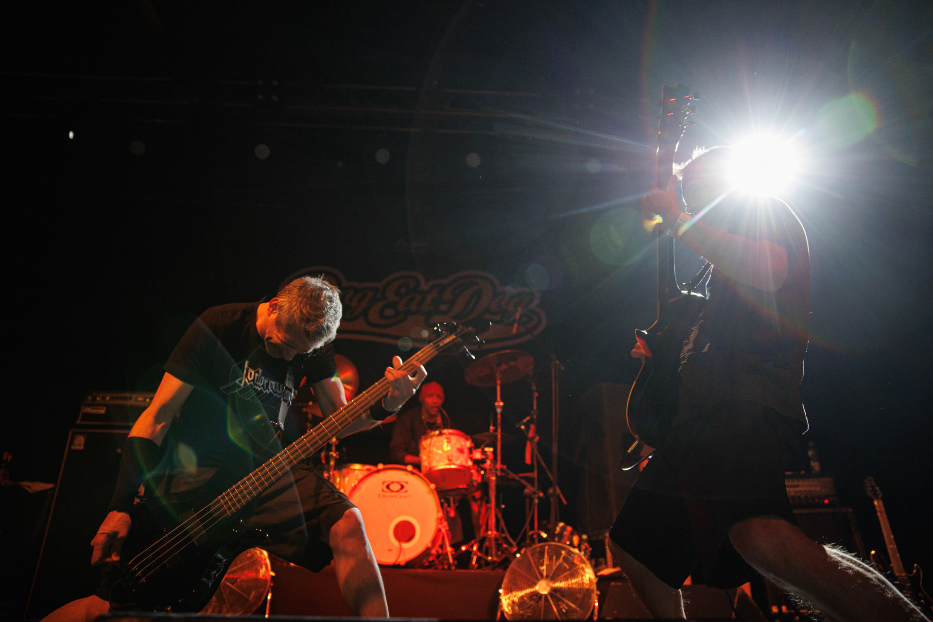 30.11.2021 koncert Dog Eat Dog - USA - hardcore, punkrock, rap, metal, hip hop, reggae, soul, funk,n/z Dave Neabore (bass), n/z John Connor (vocals), n/z Brandon Finley (drums), n/z Roger Hammerli (guitar),n/z Bozez (sax &amp; beer),koncert Warszawa, Progresja 25 lat albumu Play Games -  Dog Eat Dog.fot. Andrzej Wasilkiewicz/Reporter