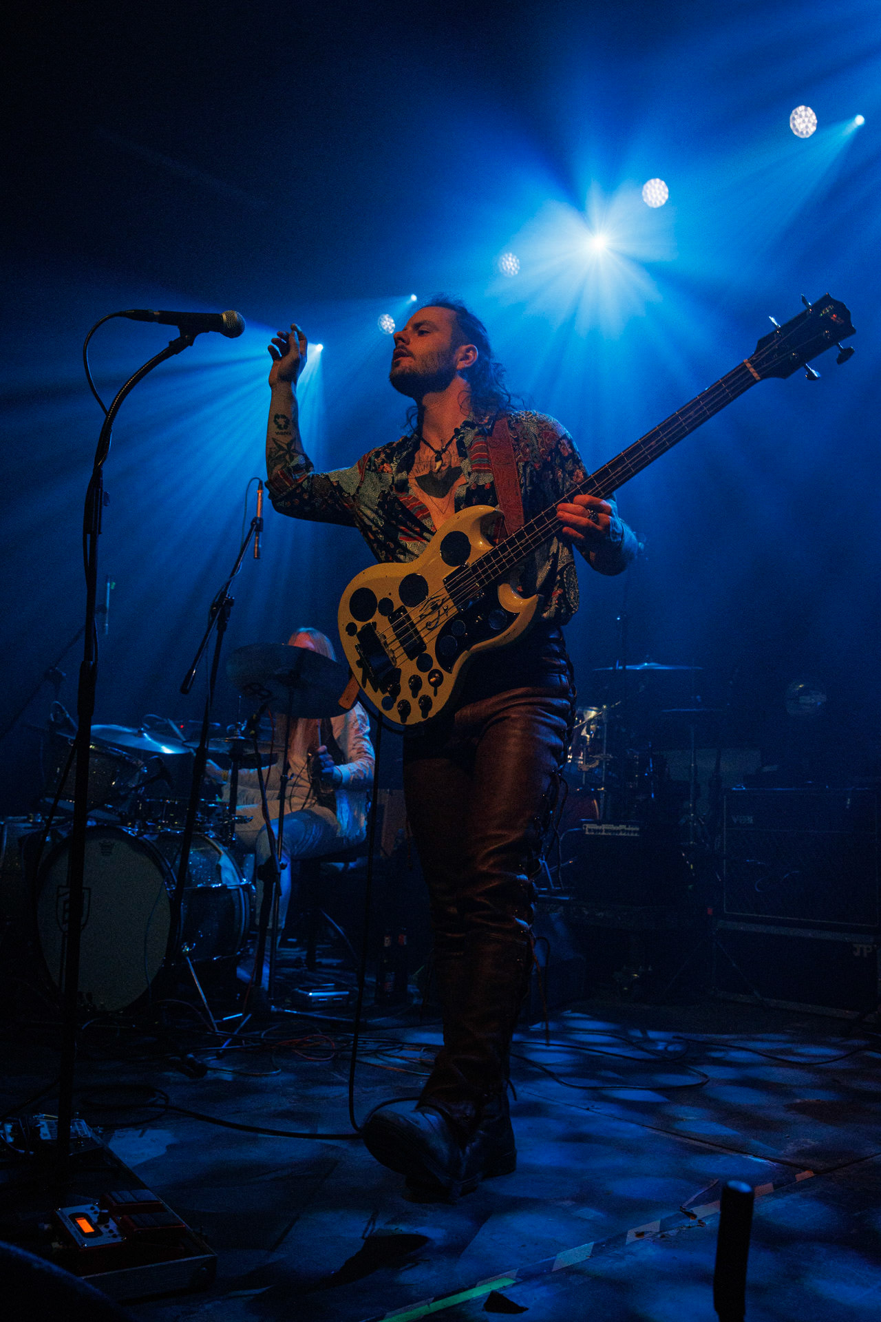 22.01.2022 - Taraban - support Me And That Man, warszawska Progresja.n/z Daniel Suder - wokal, gitara basowa,Taraban to krakowskie power-trio, bluesa, prog-rocka oraz proto-metal.fot. Andrzej kaziq Wasilkiewicz/Reporter