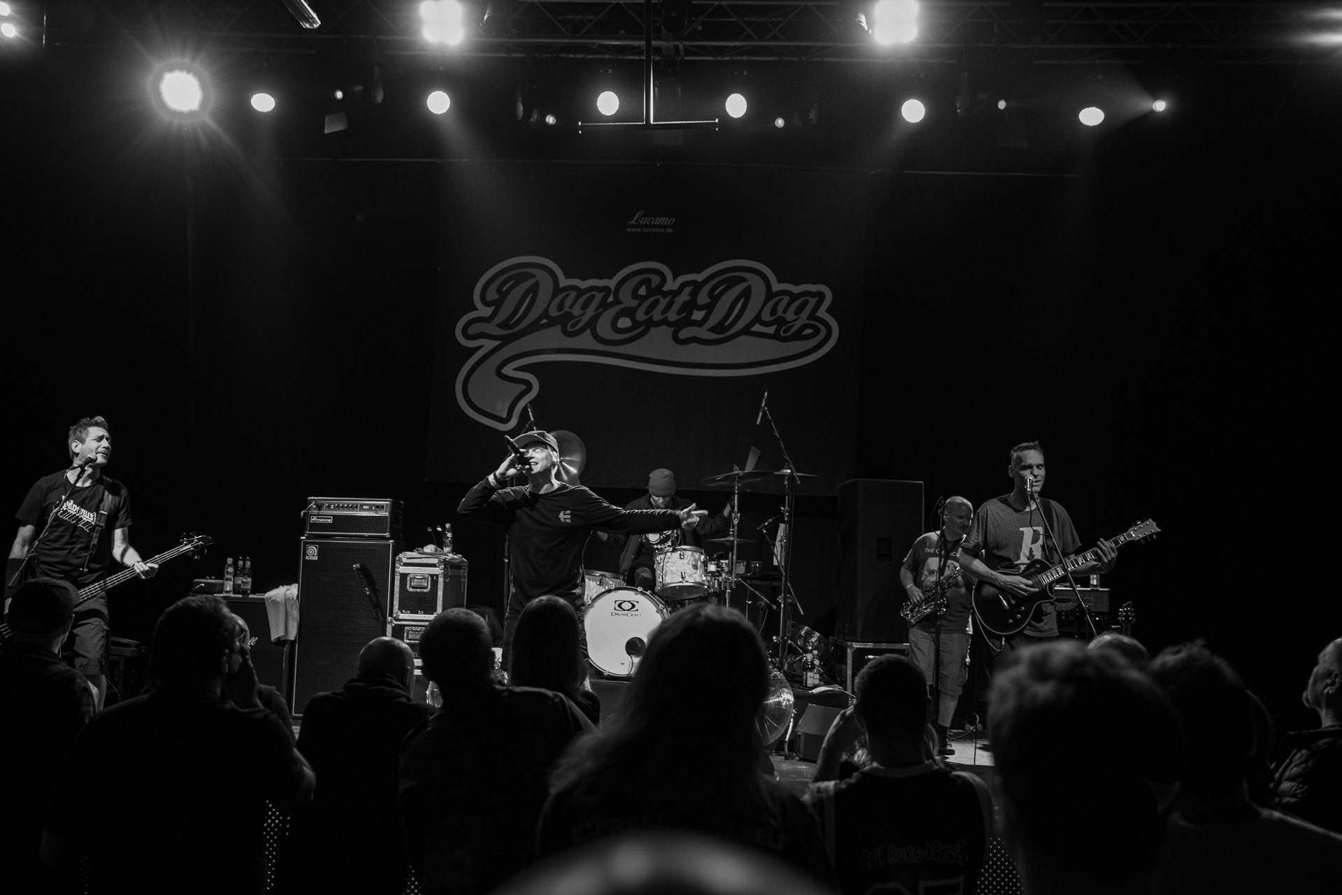 30.11.2021 koncert Dog Eat Dog - USA - hardcore, punkrock, rap, metal, hip hop, reggae, soul, funk,n/z Dave Neabore (bass), n/z John Connor (vocals), n/z Brandon Finley (drums), n/z Roger Hammerli (guitar),n/z Bozez (sax &amp; beer),koncert Warszawa, Progresja 25 lat albumu Play Games -  Dog Eat Dog.fot. Andrzej Wasilkiewicz/Reporter