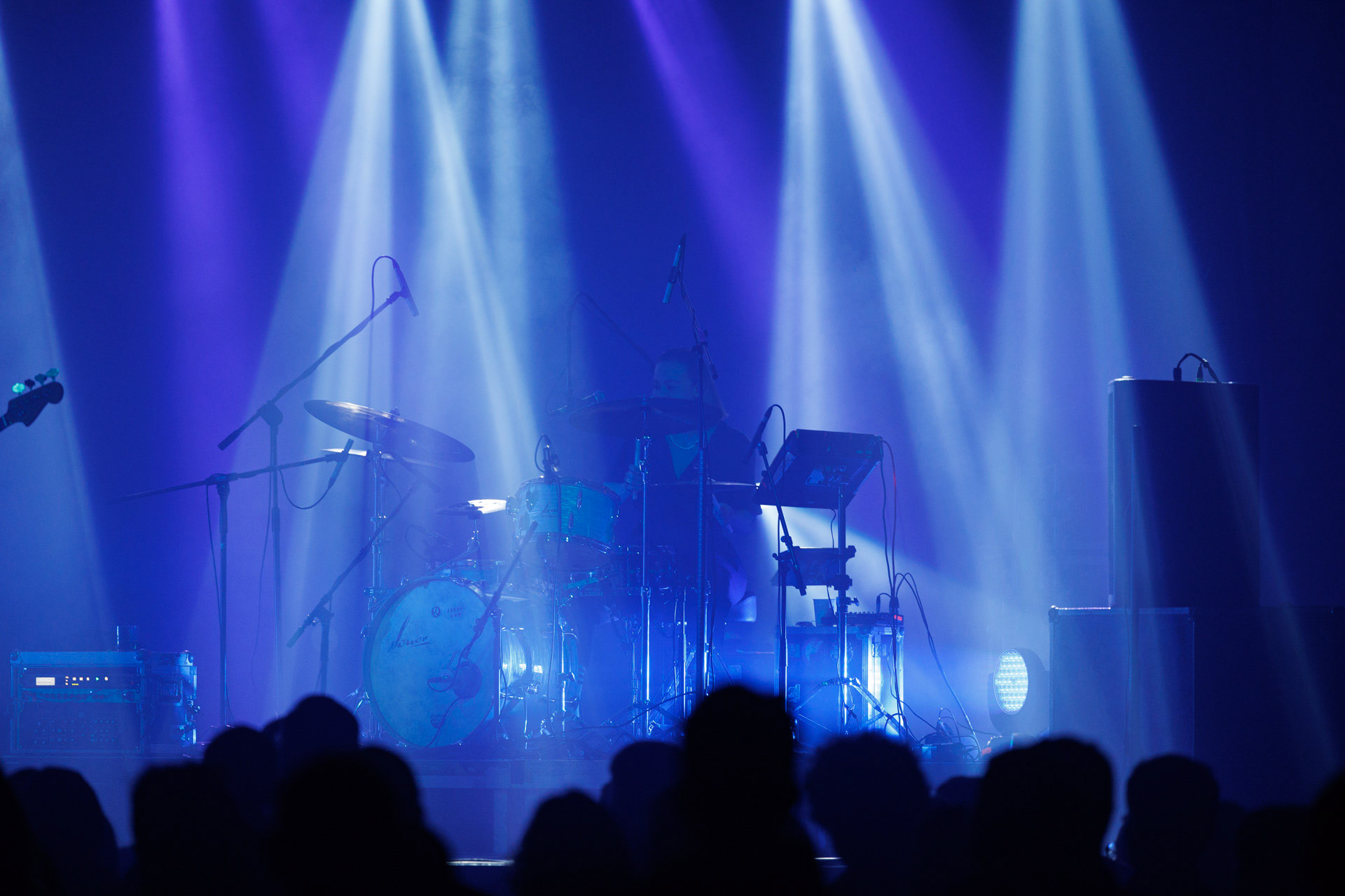 18.12.2021 Karas Rogucki - koncert klub Stodoła - Warszawan/z Piotr Rogucki - wokal gitara,n/z Kuba Karas - wokal bass,n/z Wiktoria Jakubowska - perkusja,n/z Kamil Holden Kryszak - gitara,Alternatywny pop, Kayax, Ostatni bastion romantyzmu, fot. Andrzej Wasilkiewicz/Reporter