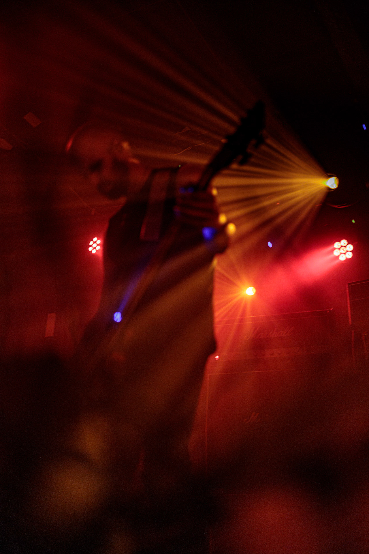 21.10.2022 𝗪𝗢𝗟𝗩𝗘𝗦 𝗜𝗡 𝗧𝗛𝗘 𝗧𝗛𝗥𝗢𝗡𝗘 𝗥𝗢𝗢𝗠 - klimatyczny black metal,  zespół braci Nathana i Aarona Weaverow. Powstal w 2002 roku w Olympia w stanie Waszyngton.  W amerykanskim sercu natury, gor, lasow i jezior, przyroda przeklada sie na atmosfere muzyki WITTR, w ktorej poza blackowymi, jest miejsce na elementy transowe i ambientowe. Wolves In The Throne Room gra bez makijazy, bez kapturow i masek, przy swietle plomieni, co tworzy aure swoistego muzycznego rytualu. Nathan Weaver – guitar, lead vocals,Aaron Weaver – drums, bass, synthesizers,Kody Keyworth – guitar, vocals, Produkcja Knock Out Productions,fot. Andrzej Wasilkiewicz/Reporter