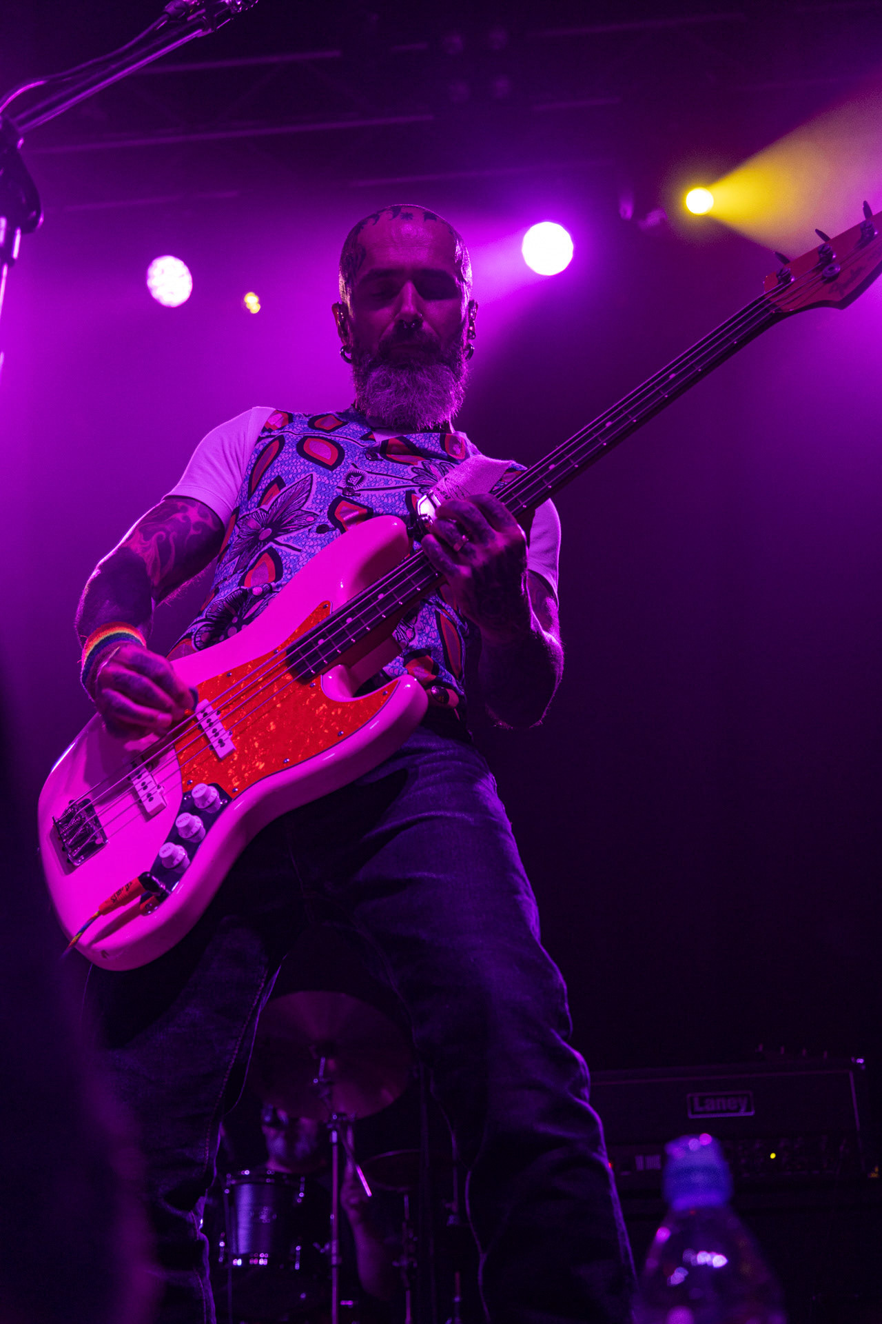 30.08.2022 Fundacja Bezpieczne Niebo wraz z klubem Progresja serdecznie zapraszają na specjalny koncert charytatywny dla Szymona Stankiewicza, który walczy z nowotworem.KonstelacjeKonstelacje to warszawski skład, który właśnie wchodzi na rynek ze swoją debiutancką płytą “Poza Horyzont”. Zespół miesza różne style, tworząc własną tożsamość, krążącą wokół klimatów Deftones i melancholii rocka z lat 90′. W sieci dostępne są już 4 single z nadchodzącego albumu. Organizacja Progresja i Fundacja Bezpieczne Niebo. fot. Andrzej Wasilkiewicz/kaziq.com