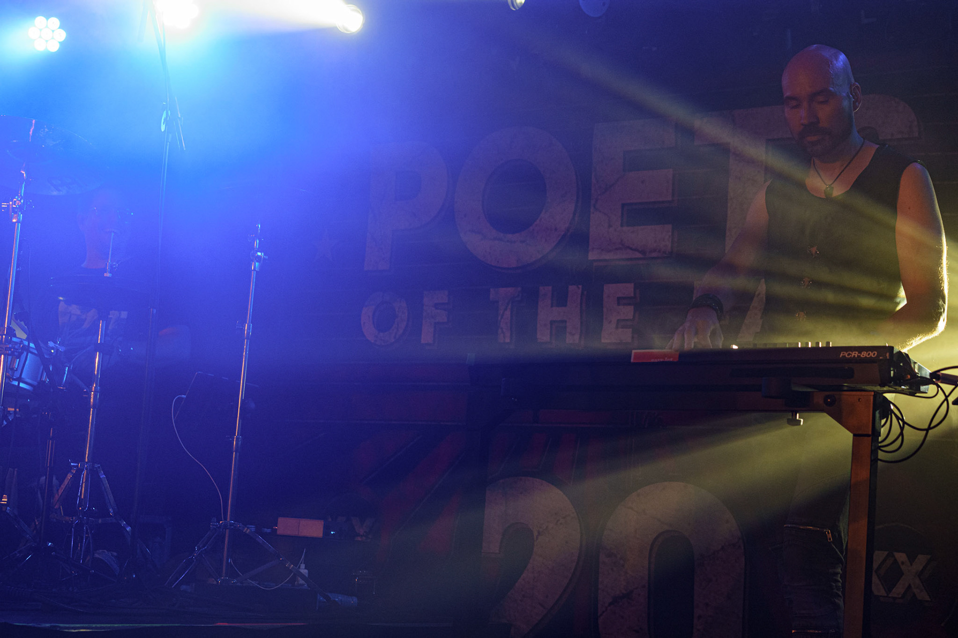 2023.09.04 Poets of the Fall - Warszawa, klub Proxima. To już 20 lat od kiedy rockowy zespół Poets of the Fall odnosi sukcesy na międzynarodowej scenie. Z tej okazji zespół wyrusza w trasę jubileuszową, która obejmie też Polskę. Grupa zagrała w warszawskiej Proximie 4 września 2023 roku. Produkcja Fource.pl  fot. Andrzej Wasilkiewicz/kaziq.com