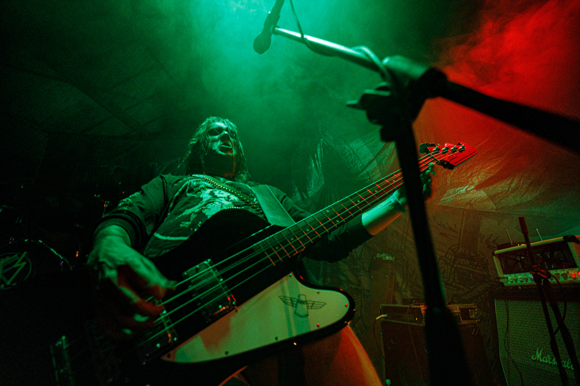 TRUCHŁO STRZYGI (black punk), Gwiezdny Demon - release show,w składzie:Gambit - wokalP. - gitara/wokalAlkatraz - gitara/wokalKaczor - garyMadness - bass/wokalPanass - bass/wokalGolem - nosferatu/wokalCzarownice - tba/wokalChłopaki z baraków polskiego metalu, rozpędzona maszyna do robienia grubego melanżu, gwiezdne trupy, kreatury obrzydlistwa i martwi decydenci podziemia. Prawdopodobnie pierwszy i ostatni raz zagrają całego Demona na żywo, a Ty mordeczko będziesz miał o czym kolegom przy wódce opowiadać.Produkcja Left Hand Soundsfot. Andrzej Wasilkiewicz/kaziq.com