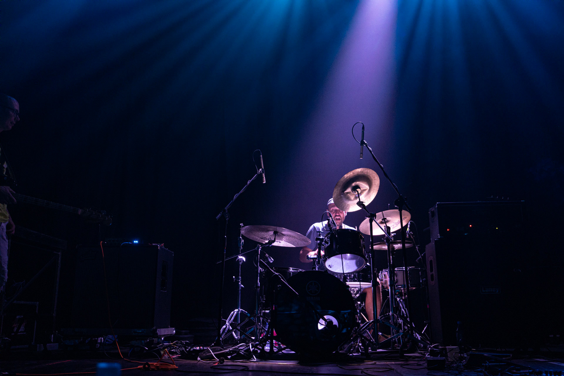 30.08.2022 Fundacja Bezpieczne Niebo wraz z klubem Progresja serdecznie zapraszają na specjalny koncert charytatywny dla Szymona Stankiewicza, który walczy z nowotworem. NiechęćMuzyka Niechęci to jazzowa improwizacja i syntezatorowe brzmienia, które swobodnie przeplatają się z wpływami rocka progresywnego oraz muzyki filmowej. W ich kompozycjach snuje się niezwykle osobista opowieść – mroczna choć nastrojowa, agresywna acz pełna elegancji. Jazgotliwy odjazd rejestrowany ,,na setkę” i zapięty w kaftan najwyższej klasy produkcji studyjnej.Niechęć zagrała setki koncertów w kraju i zagranicą, w tym wystąpiła na wielu znaczących festiwalach: Colours of Ostrava (Czechy), Open’er Festival, Tauron Nowa Muzyka, Copenhagen Jazz Festival (Dania) czy Glimps Festival (Belgia).  Organizacja Progresja i Fundacja Bezpieczne Niebo. fot. Andrzej Wasilkiewicz/kaziq.com