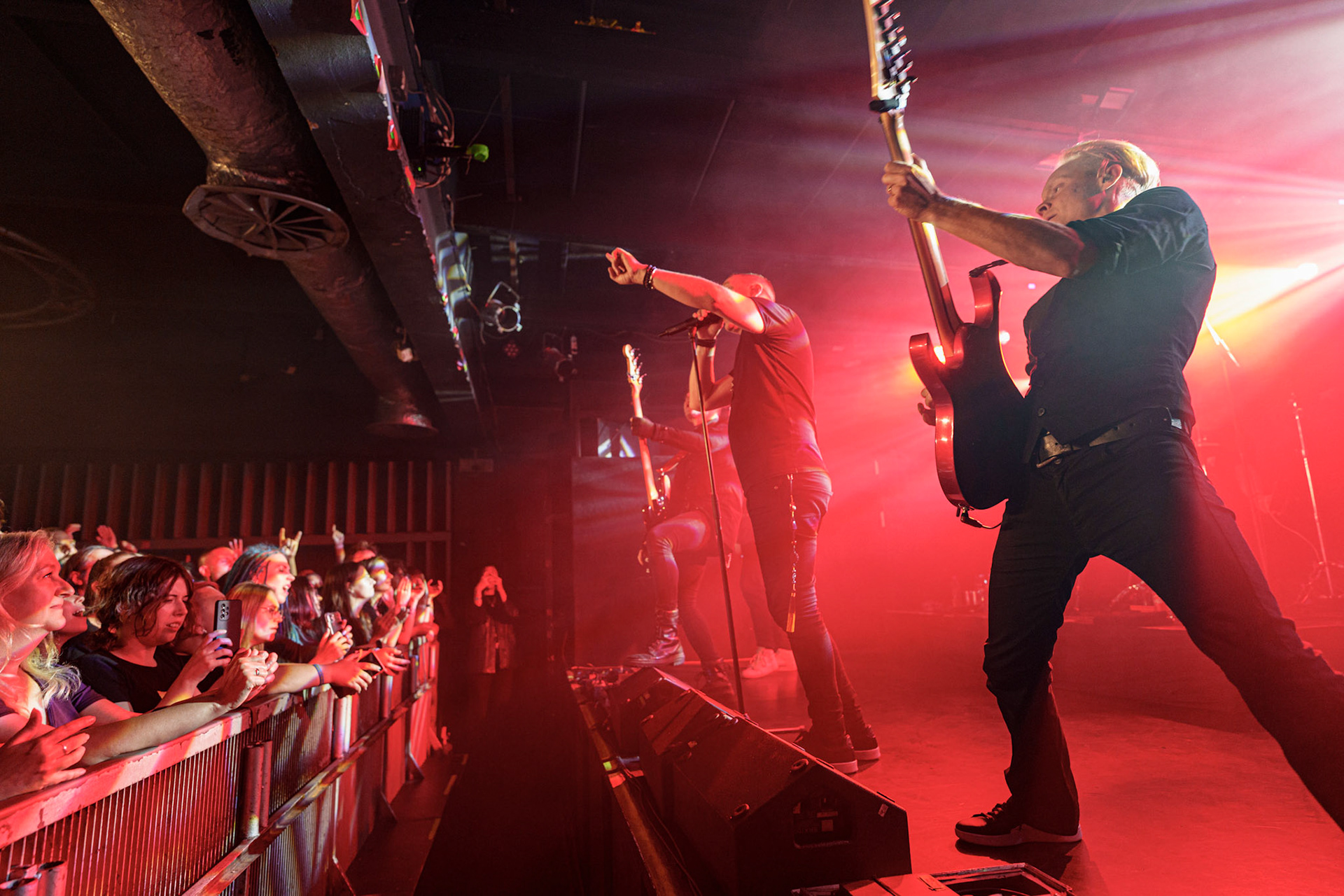 2023.09.04 Poets of the Fall - Warszawa, klub Proxima. To już 20 lat od kiedy rockowy zespół Poets of the Fall odnosi sukcesy na międzynarodowej scenie. Z tej okazji zespół wyrusza w trasę jubileuszową, która obejmie też Polskę. Grupa zagrała w warszawskiej Proximie 4 września 2023 roku. Produkcja Fource.pl  fot. Andrzej Wasilkiewicz/kaziq.com