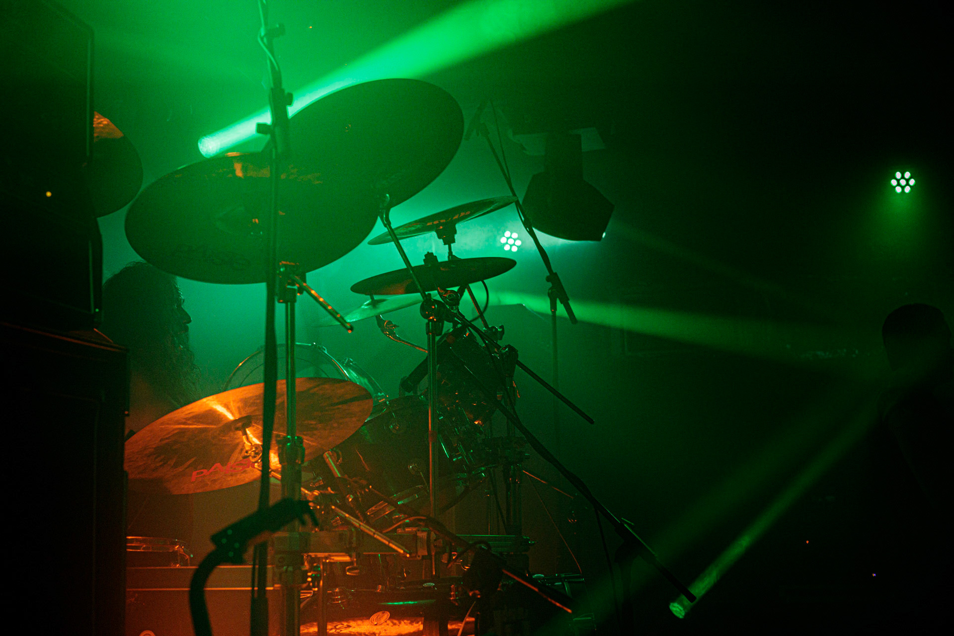 21.10.2022 𝗪𝗢𝗟𝗩𝗘𝗦 𝗜𝗡 𝗧𝗛𝗘 𝗧𝗛𝗥𝗢𝗡𝗘 𝗥𝗢𝗢𝗠 - klimatyczny black metal,  zespół braci Nathana i Aarona Weaverow. Powstal w 2002 roku w Olympia w stanie Waszyngton.  W amerykanskim sercu natury, gor, lasow i jezior, przyroda przeklada sie na atmosfere muzyki WITTR, w ktorej poza blackowymi, jest miejsce na elementy transowe i ambientowe. Wolves In The Throne Room gra bez makijazy, bez kapturow i masek, przy swietle plomieni, co tworzy aure swoistego muzycznego rytualu. Nathan Weaver – guitar, lead vocals,Aaron Weaver – drums, bass, synthesizers,Kody Keyworth – guitar, vocals, Produkcja Knock Out Productions,fot. Andrzej Wasilkiewicz/Reporter