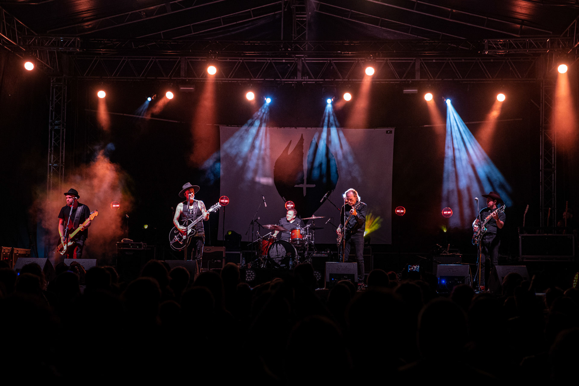 13.08.2021 koncert Me And That Man w Warszawie,Letnia scena Progresji, Gramy do Woli.n/z Adam Nergal Darski - gitara, wokal,n/z John Porter - gitara, wokal,n/z Łukasz Kumanski - perkusja,n/z Matteo Bassoli - bass, wokal,n/z Sasha Boole - gitara, wokal,Fot. Andrzej Wasilkiewicz/Reporter