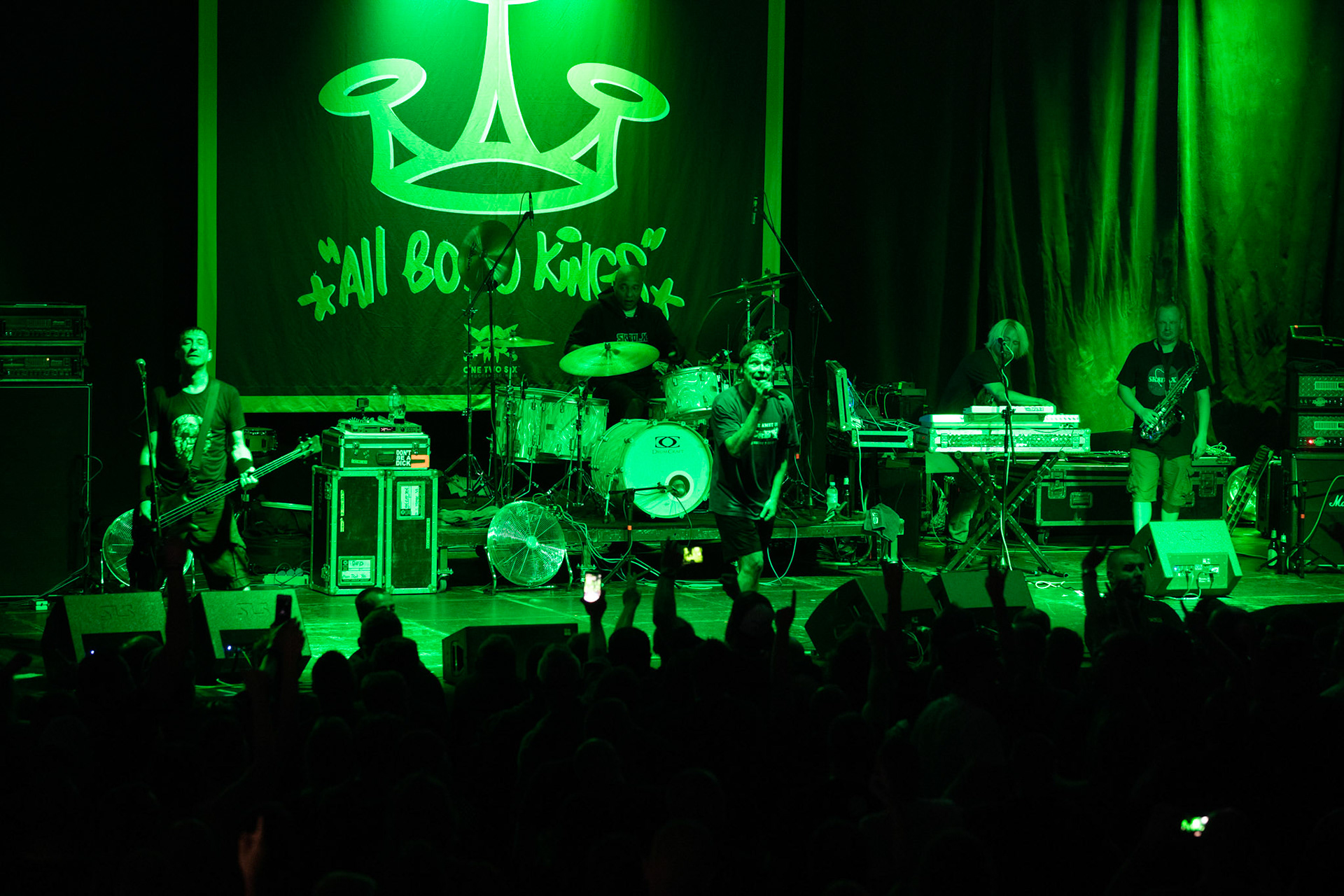 Dog Eat Dog - USA - hardcore, punkrock, rap, metal, hip hop,reggae, soul, funk,
Dave Neabore (bass), 
John Connor (vocals), 
Brandon Finley (drums) 
Roger Hämmerli (guitar)
Bozez (sax & beer)
koncert w Warszawskiej Progresji w ramach trasy 25 lat All Boro Kings zespołu Dog Eat Dog.
fot. Andrzej Wasilkiewicz/Reporter