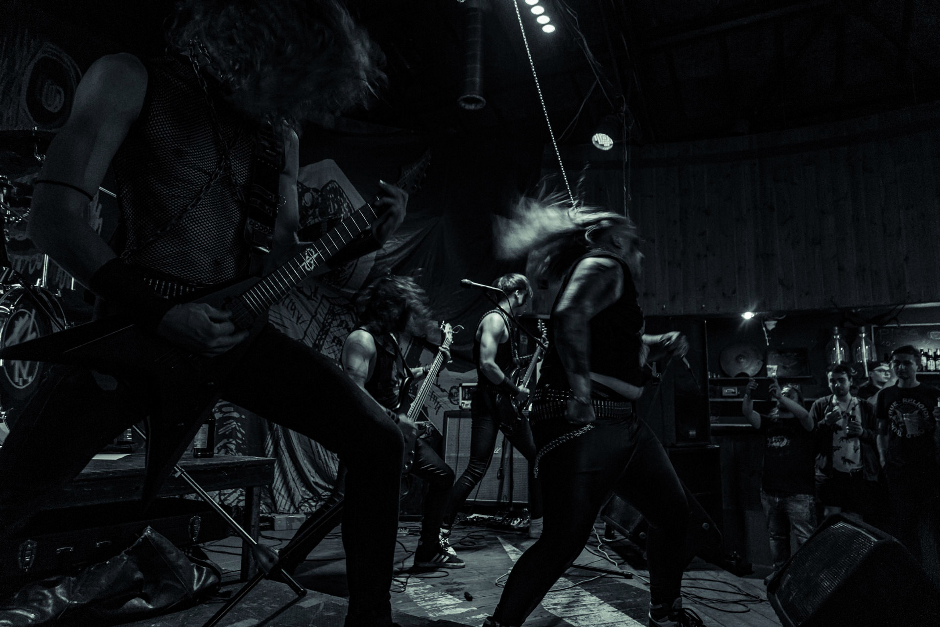 BAGNO (oldschool black/death)w składzie:Krzysiek - wokalKuba - gitaraThrasher - gitara Kacper - bassMaciek - garyDestrukcja i zgnilizna, wszystko czego nie chcesz usłyszeć a i tak się pojawisz, Druga fala dobrej muzy z Rzeszowa, bo pierwsza skończyła się w latach 90.Produkcja Left Hand Soundsfot. Andrzej Wasilkiewicz/kaziq.com