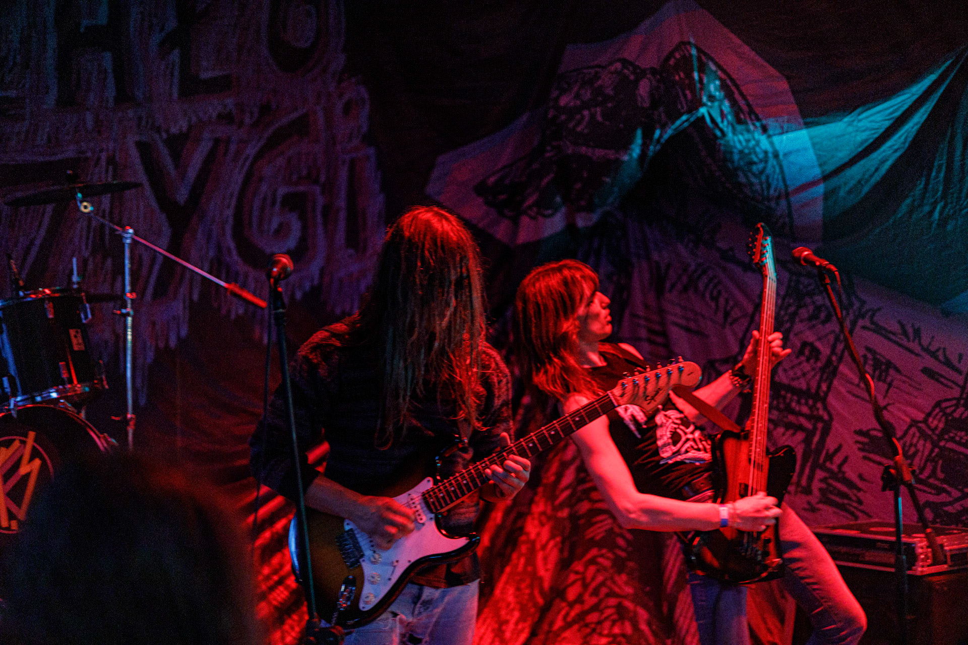 WIELKI MROK (mistyczny black, czarny punk)w składzie:Piącha - bas Czacha - perkusja Szrama - gitara i wokalLokalni wyjadacze od tanich gitar. Maanam dla fanów TANK. Watain dla fanów Budki Suflera. Piją, palą, konia walą i mają w dupie. Czyli tak jak my wszyscy.Produkcja Left Hand Soundsfot. Andrzej Wasilkiewicz/kaziq.com