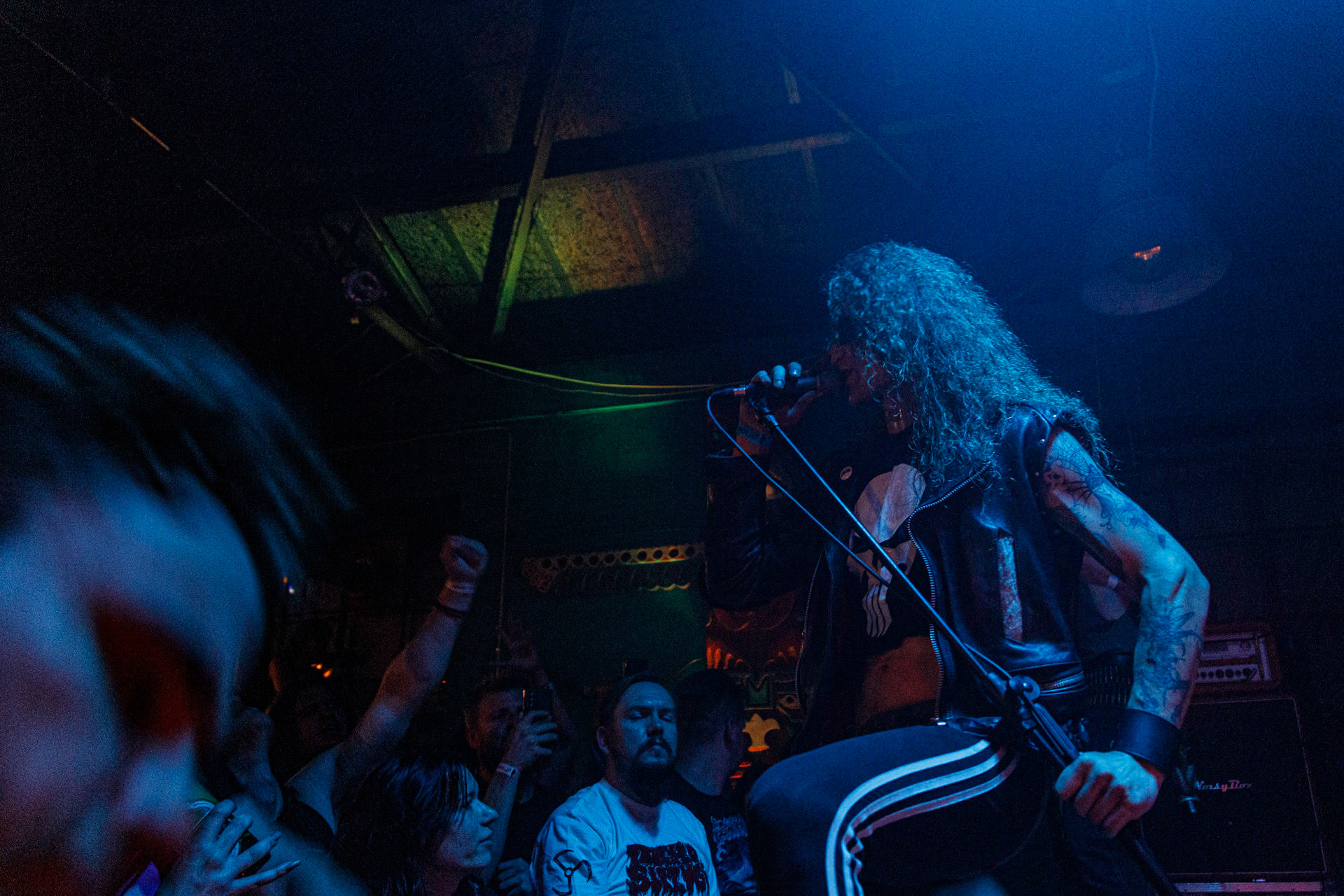TRUCHŁO STRZYGI (black punk), Gwiezdny Demon - release show,w składzie:Gambit - wokalP. - gitara/wokalAlkatraz - gitara/wokalKaczor - garyMadness - bass/wokalPanass - bass/wokalGolem - nosferatu/wokalCzarownice - tba/wokalChłopaki z baraków polskiego metalu, rozpędzona maszyna do robienia grubego melanżu, gwiezdne trupy, kreatury obrzydlistwa i martwi decydenci podziemia. Prawdopodobnie pierwszy i ostatni raz zagrają całego Demona na żywo, a Ty mordeczko będziesz miał o czym kolegom przy wódce opowiadać.Produkcja Left Hand Soundsfot. Andrzej Wasilkiewicz/kaziq.com