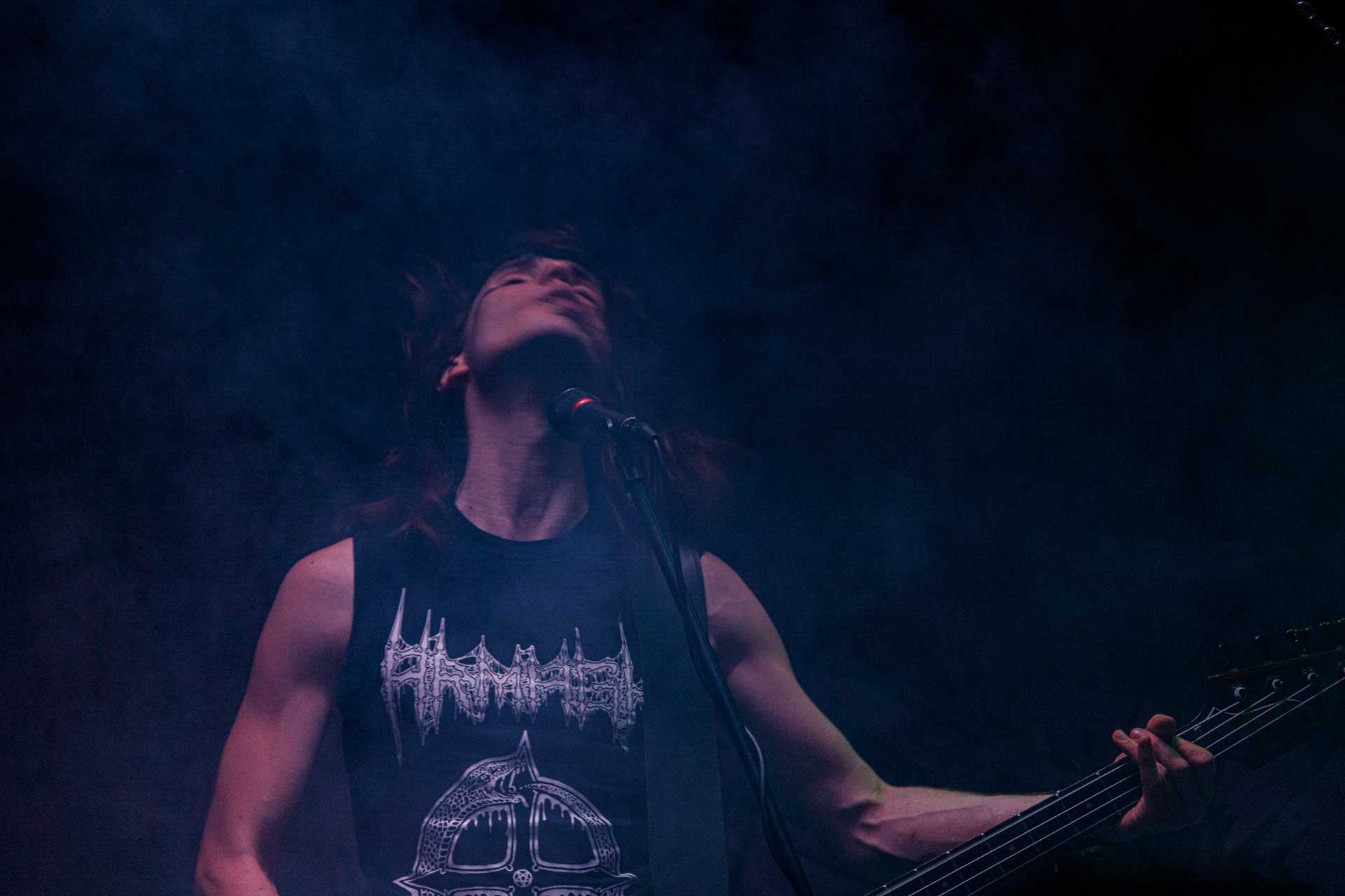 WIELKI MROK (mistyczny black, czarny punk)w składzie:Piącha - bas Czacha - perkusja Szrama - gitara i wokalLokalni wyjadacze od tanich gitar. Maanam dla fanów TANK. Watain dla fanów Budki Suflera. Piją, palą, konia walą i mają w dupie. Czyli tak jak my wszyscy.Produkcja Left Hand Soundsfot. Andrzej Wasilkiewicz/kaziq.com