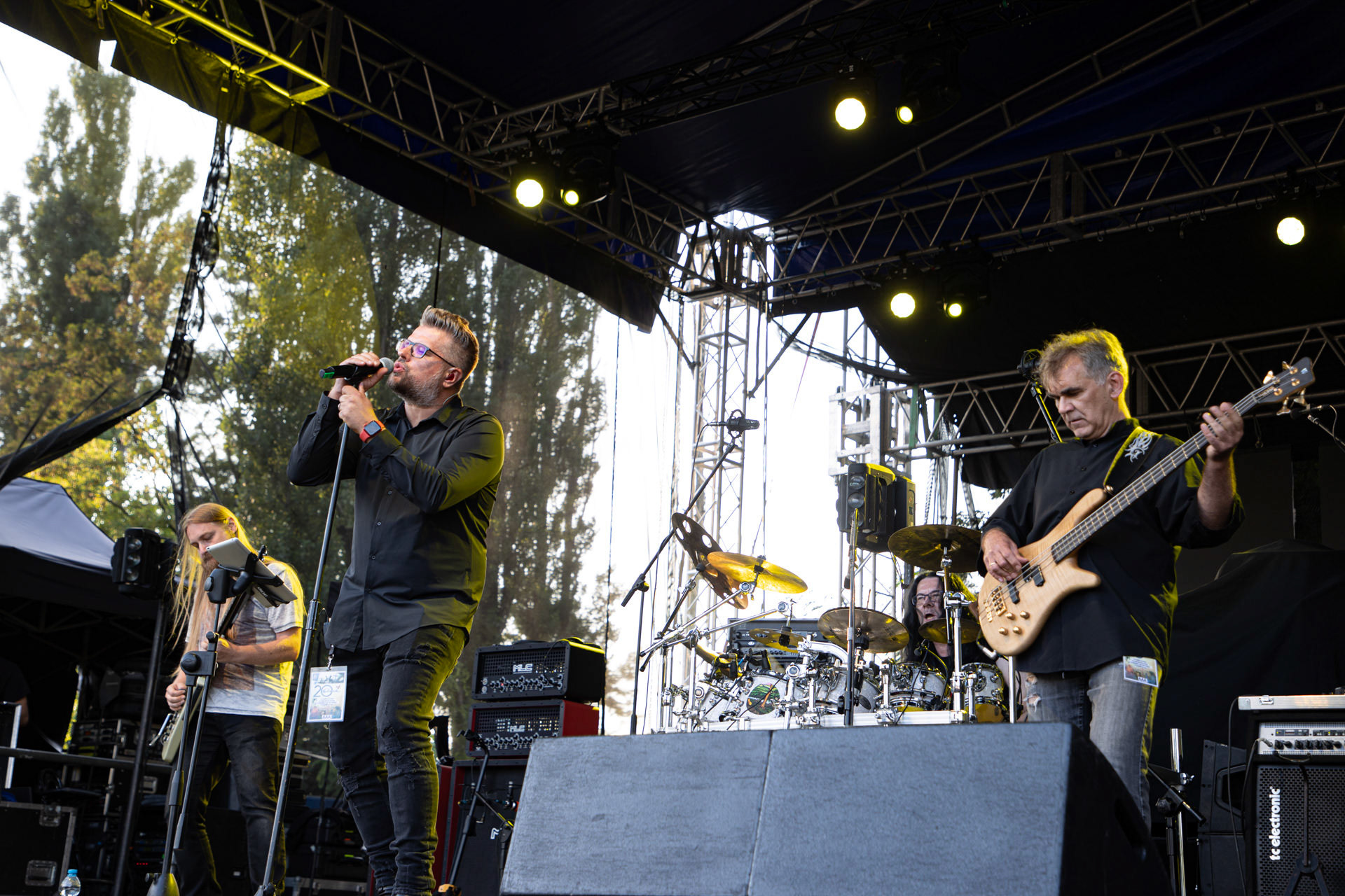 21.08.2021 koncert Collage w Warszawie,Letnia scena Progresji, Gramy do Woli.n/z Wojciech Szadkowski – perkusjan/z Krzysztof Palczewski – instrumenty klawiszowe, n/z Piotr „Mintay” Witkowski – bass,n/z Michal Kirmuc – gitara,n/z Bartosz Kossowicz - wokal, Fot. Andrzej Wasilkiewicz/Reporter