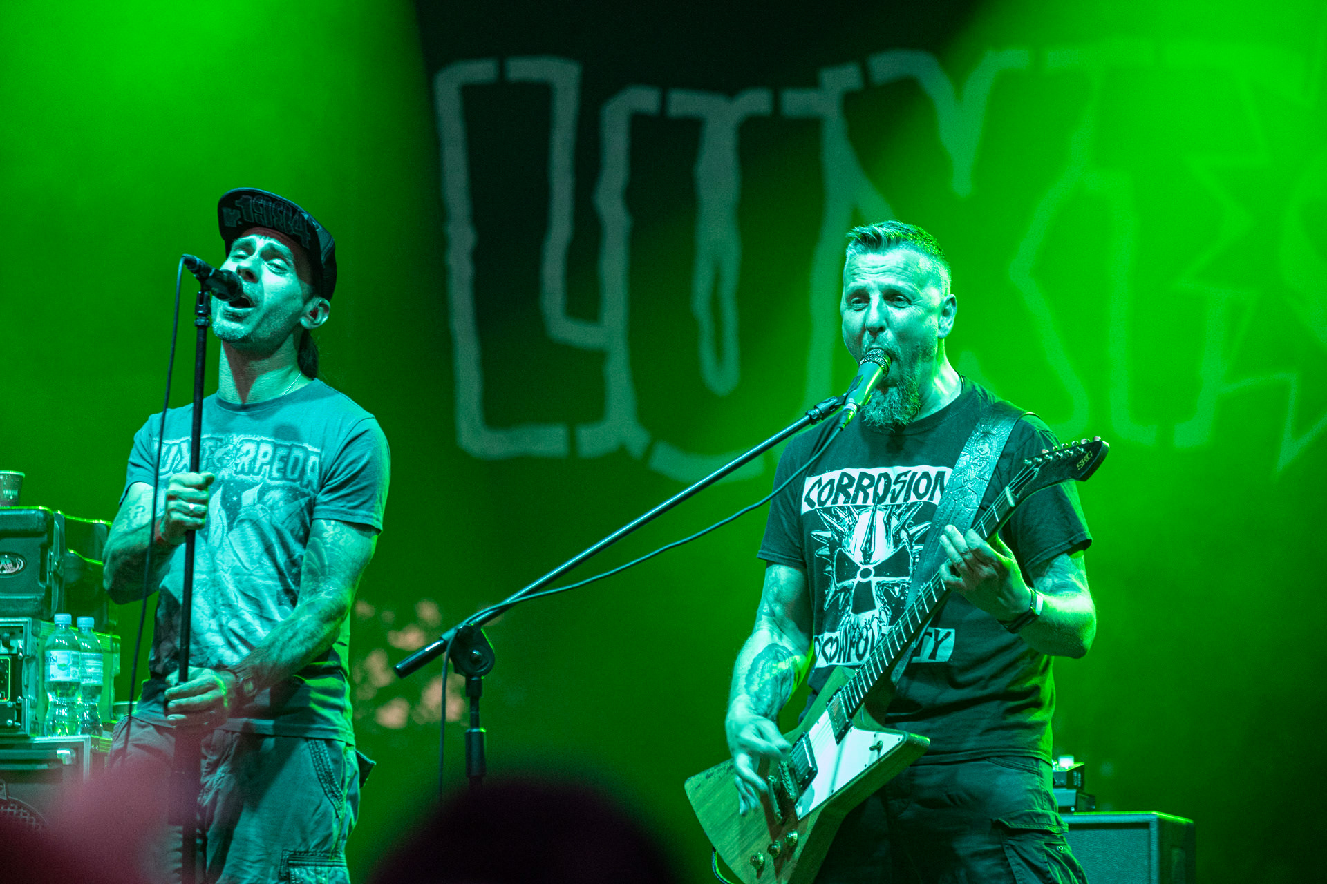 Koncert Luxtorpeda 10 urodziny. Warszawa Progresja.Gramy do Woli.n/z.Robert „Litza” Friedrich – gitara, wokal,n/z.Przemysław „Hans” Frencel – wokal, rap,Fot. Andrzej kaziq Wasilkiewicz/Reporter