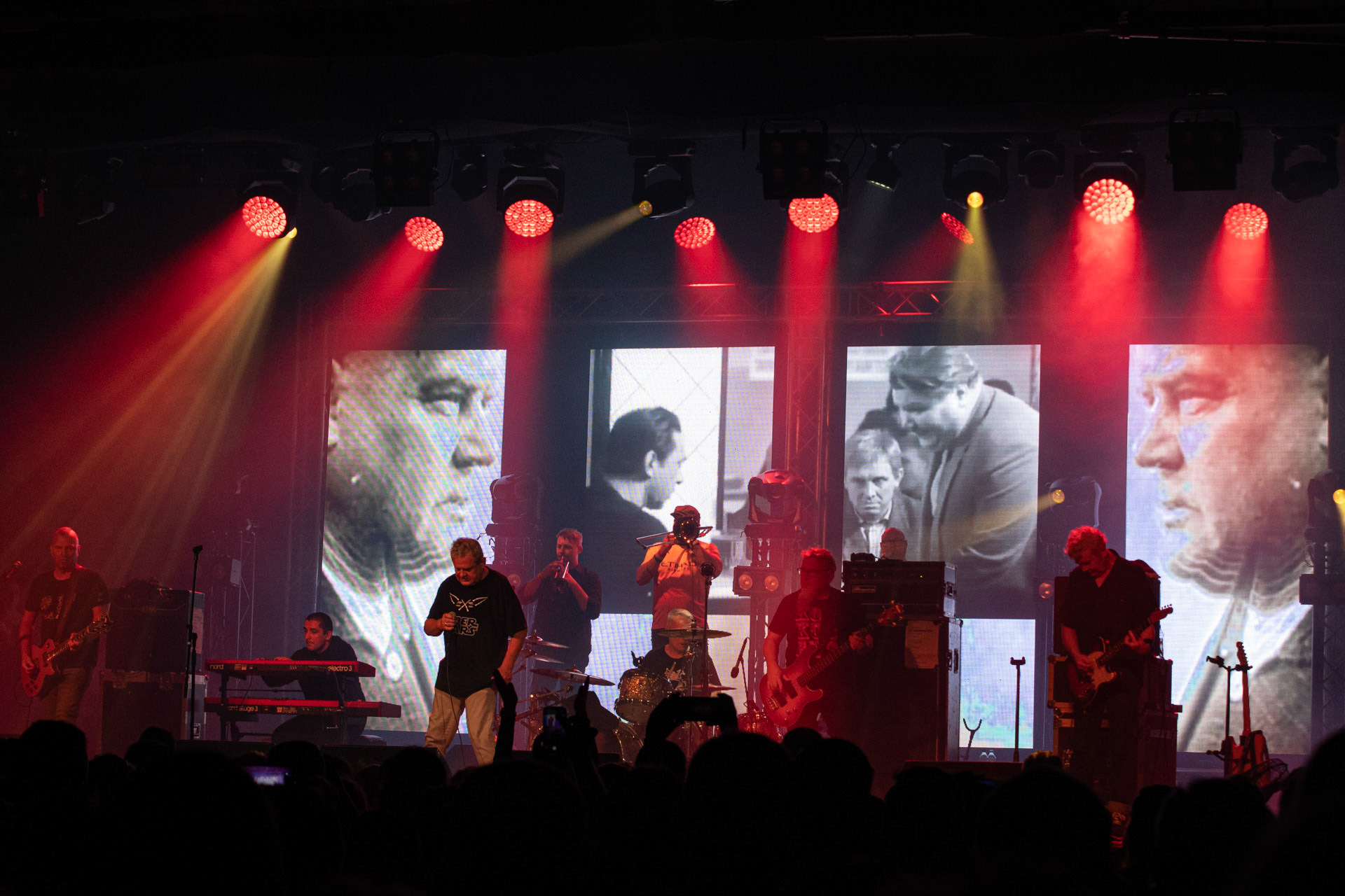 KULT - koncert Pomaranczowa Trasa 2021 - Warszawa Stodoła. 29 pazdziernika 2021. Kazik Staszewski wokal,Wojciech Jablonski gitara,Piotr Morawiec gitara,Ireneusz Werenski bas,Tomasz Goehs perkusja,Konrad Wantrych klawisze,Janusz Zdunek trabka,Mariusz Godzina saksofony,Jarosław Wazny puzon,Rock, rock progresywny, rock alternatywny, punk, nowa fala, polski rock.fot. Andrzej kaziq Wasilkiewicz/Reporter