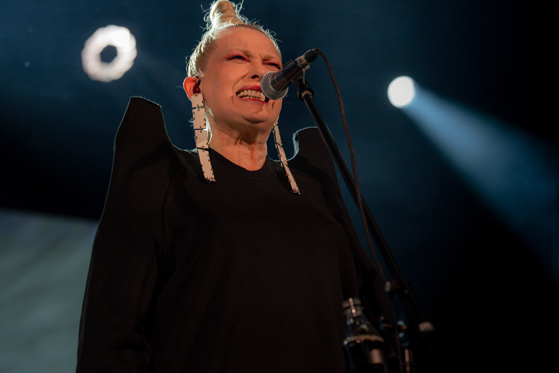 2024.03.16 NOSOWSKA klub Stodola. Koncert w ramach trasy "Widzimy sie wieczorem", promujacej najnowszy album artystki, "Degrengolada". fot. Andrzej Wasilkiewicz/Reporter