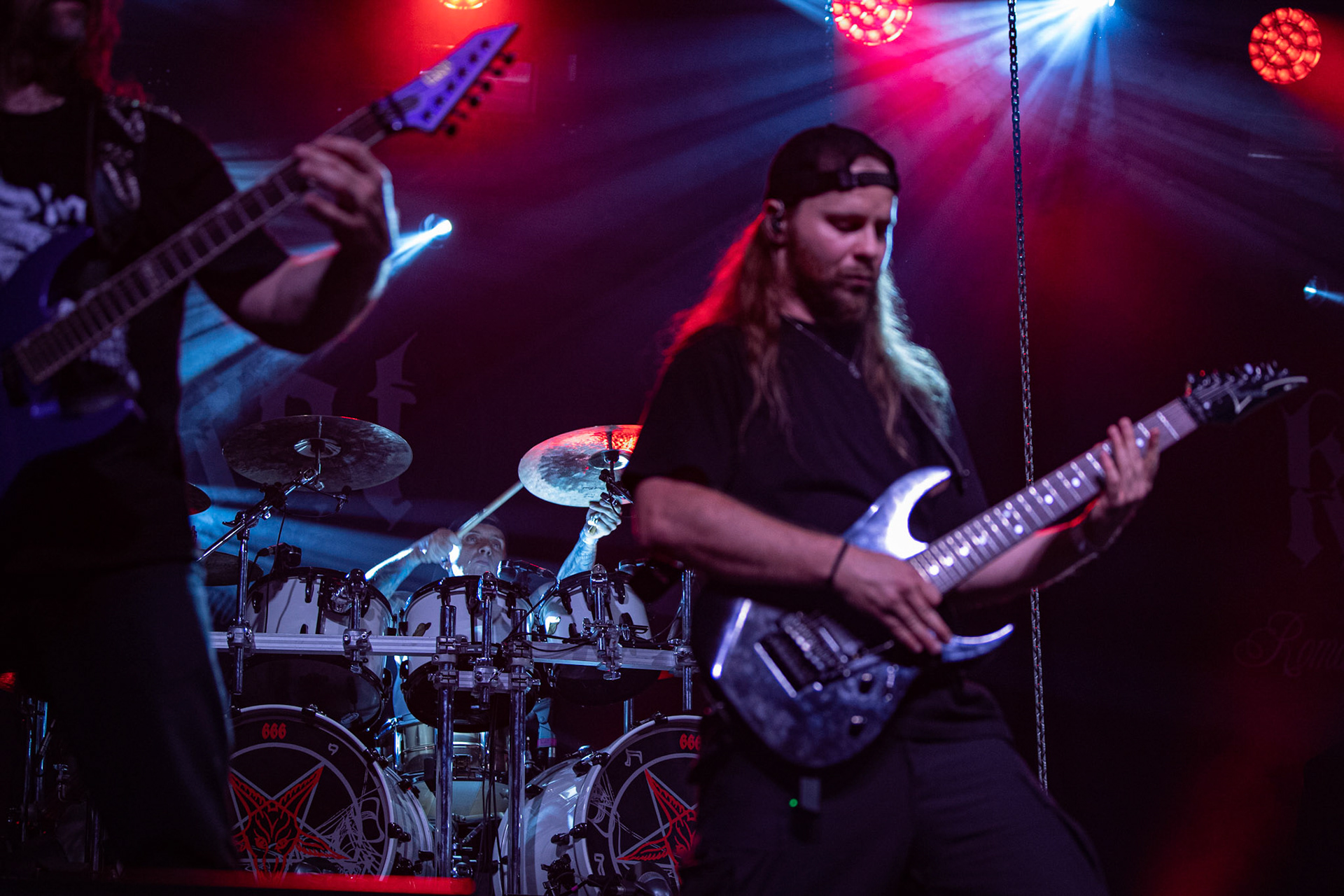 12.09.2021 - KAT i Roman Kostrzewski - koncert "Do zobaczenia w piekle" Wroclaw, Centrum Koncertowe A2.  Roman Kostrzewski – wokalJacek Nowak – perkusjaKrzysztof Pistelok – gitaraJacek Hiro – gitaraMichal Laksa – basGościnnie: Adam „Nergal” Darski (Behemoth)Piotr „Peter” Wiwczarek (Vader),Tomasz „Titus” Pukacki (Acid Drinkers)Adrian „Fred” Frelich (Dragon)Krzysztof „Fazi” Oset (ex-Kat)Piotr „Mancover” Mańkowski (Wolf Spider)Wacław „Vogg” Kiełtyka (Decapitated)Marek „Spider” Pająk (Vader)Jarek „Gronos” Gronowski (Dragon, ex-Kat)Paweł „Baitel” Pasek (Decapitated) Piotr Radecki (ex-Kat &amp; Roman Kostrzewski)fot. Andrzej kaziq Wasilkiewicz